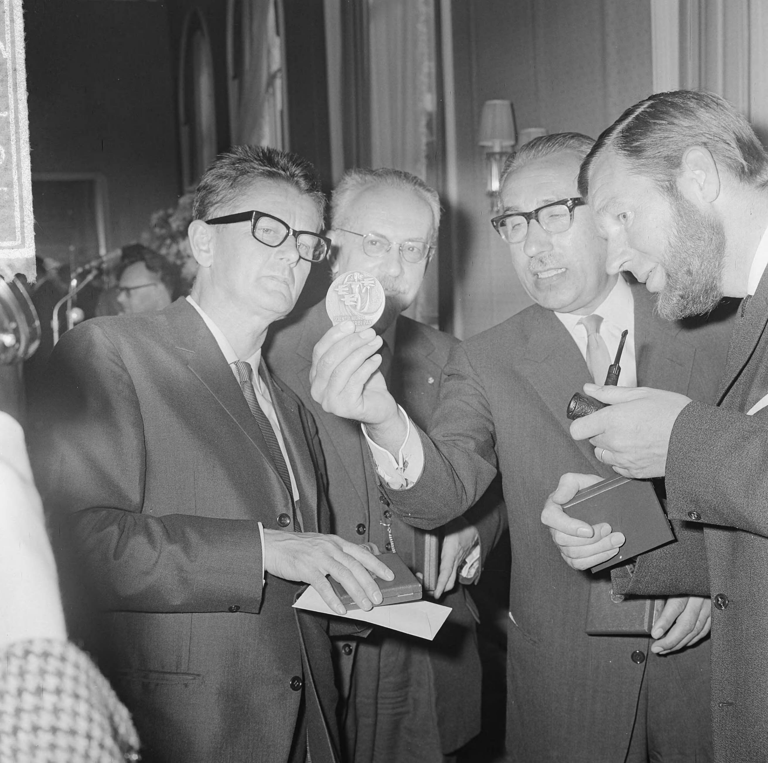 Fotocollectie Anefo — ANWB-prijzen voor publicistische prestaties te Den Haag na de prijsuitreiking v.l.n.r. Cas Oorthuys , de vader van schrijver Alfred Kossman , Leonard Huizinga en — Foto: Koch, Eric / Anefo. Licentie: Set B: Rechtenvrij / Publiek Domein. Bron: Nationaal Archief. http://hdl.handle.net/10648/aa6aec0a-d0b4-102d-bcf8-003048976d84