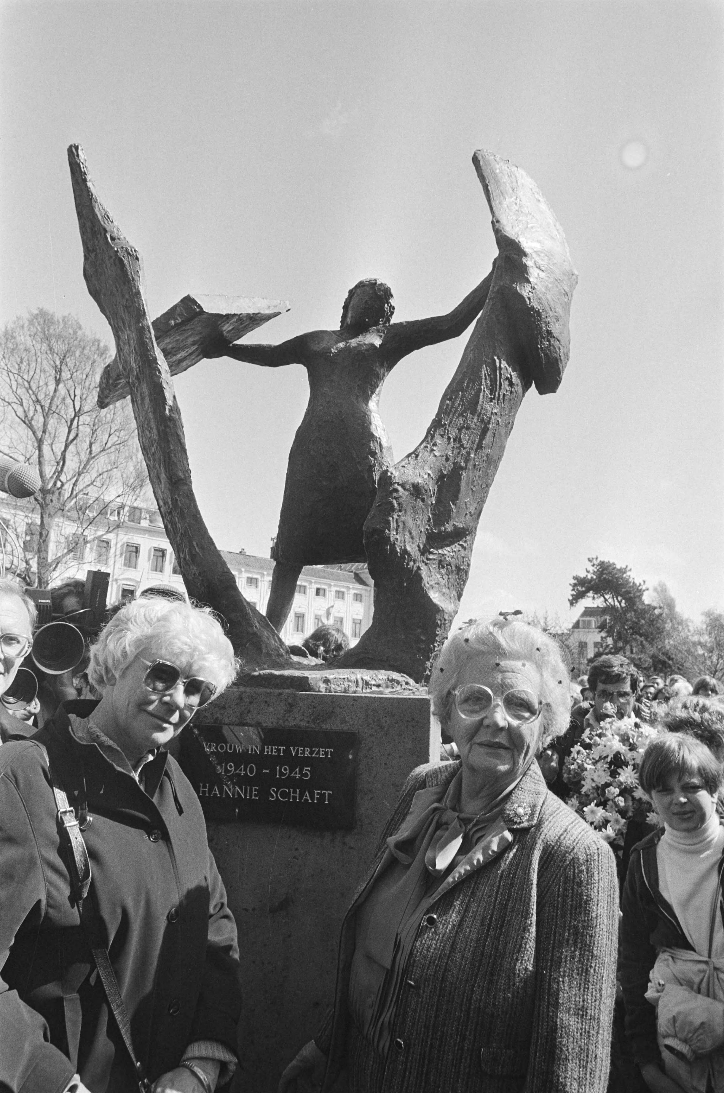 Fotocollectie Anefo — Prinses Juliana (r) onthult in Haarlem 'Vrouw in verzet', een monument ter herinnering aan de verzetsstrijdster Hannie Schaft — Foto: Dijk, Hans van / Anefo. Licentie: Set B: Rechtenvrij / Publiek Domein. Bron: Nationaal Archief. http://hdl.handle.net/10648/ad1686c6-d0b4-102d-bcf8-003048976d84