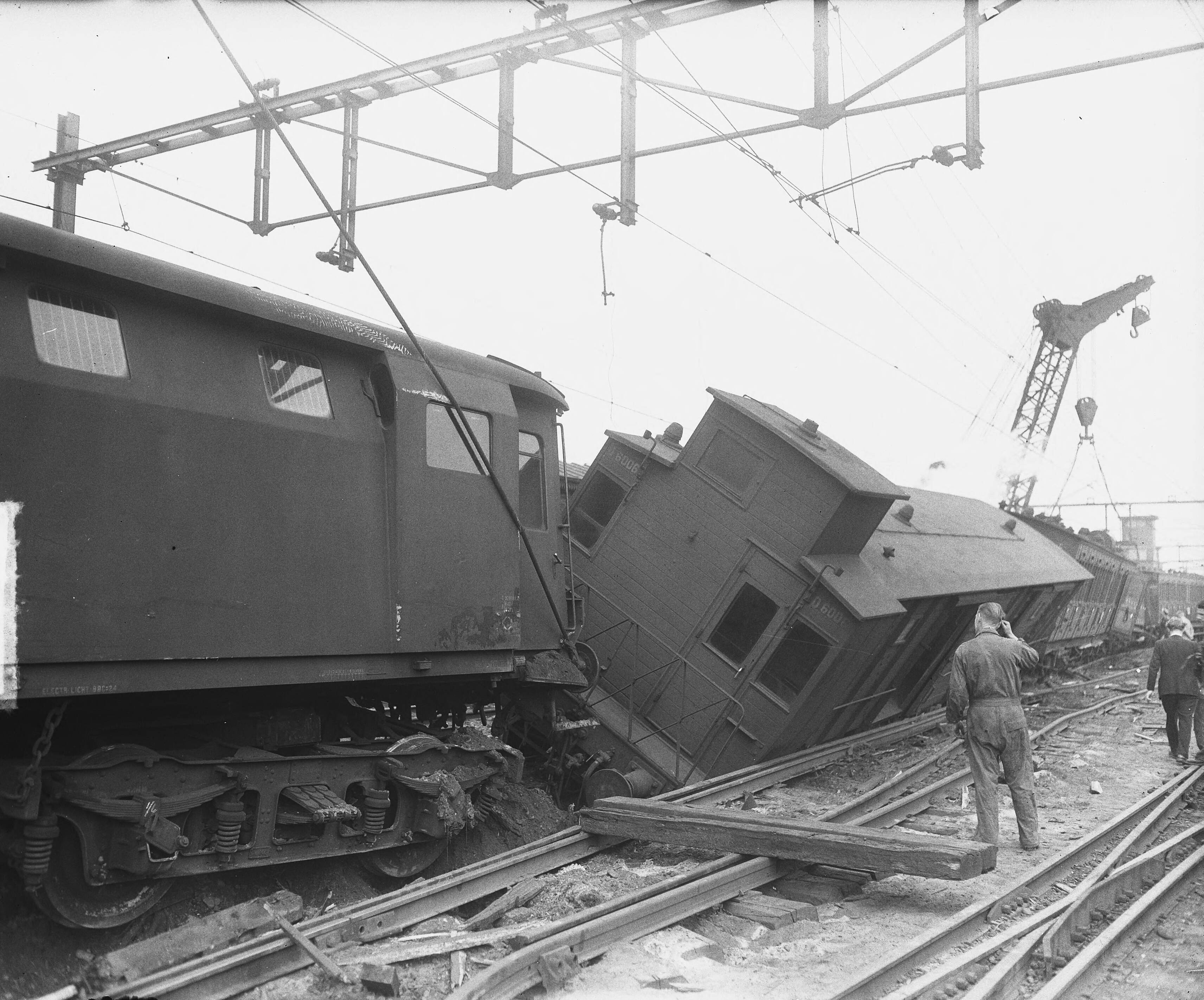 Fotocollectie Anefo — Treinongeluk bij Hilversum — Foto: Merk, Ben / Anefo. Licentie: Set B: Rechtenvrij / Publiek Domein. Bron: Nationaal Archief. http://hdl.handle.net/10648/a8c93a64-d0b4-102d-bcf8-003048976d84