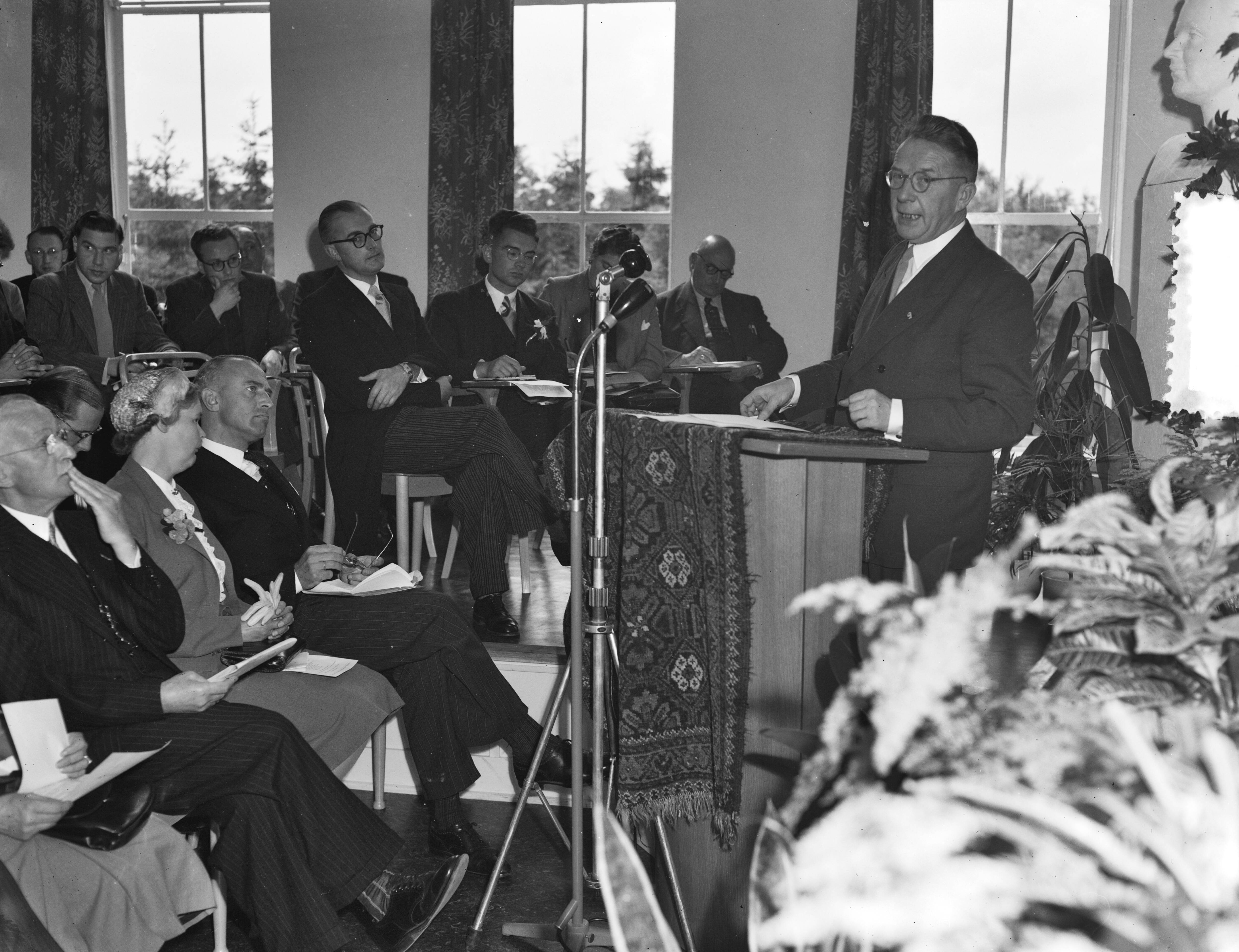 Opening Studenten Sanatorium Laren — Officiële opening van het Nederlandse Studenten Sanatorium Laren door minister van Onderwijs, Kunsten en Wetenschappen, prof. dr. F.J.Th. Rutten. Toespraak van de minister — Foto: Consenheim, Wim / Anefo. Licentie: Set B: Rechtenvrij / Publiek Domein. Bron: Nationaal Archief. http://hdl.handle.net/10648/a8fbafa8-d0b4-102d-bcf8-003048976d84
