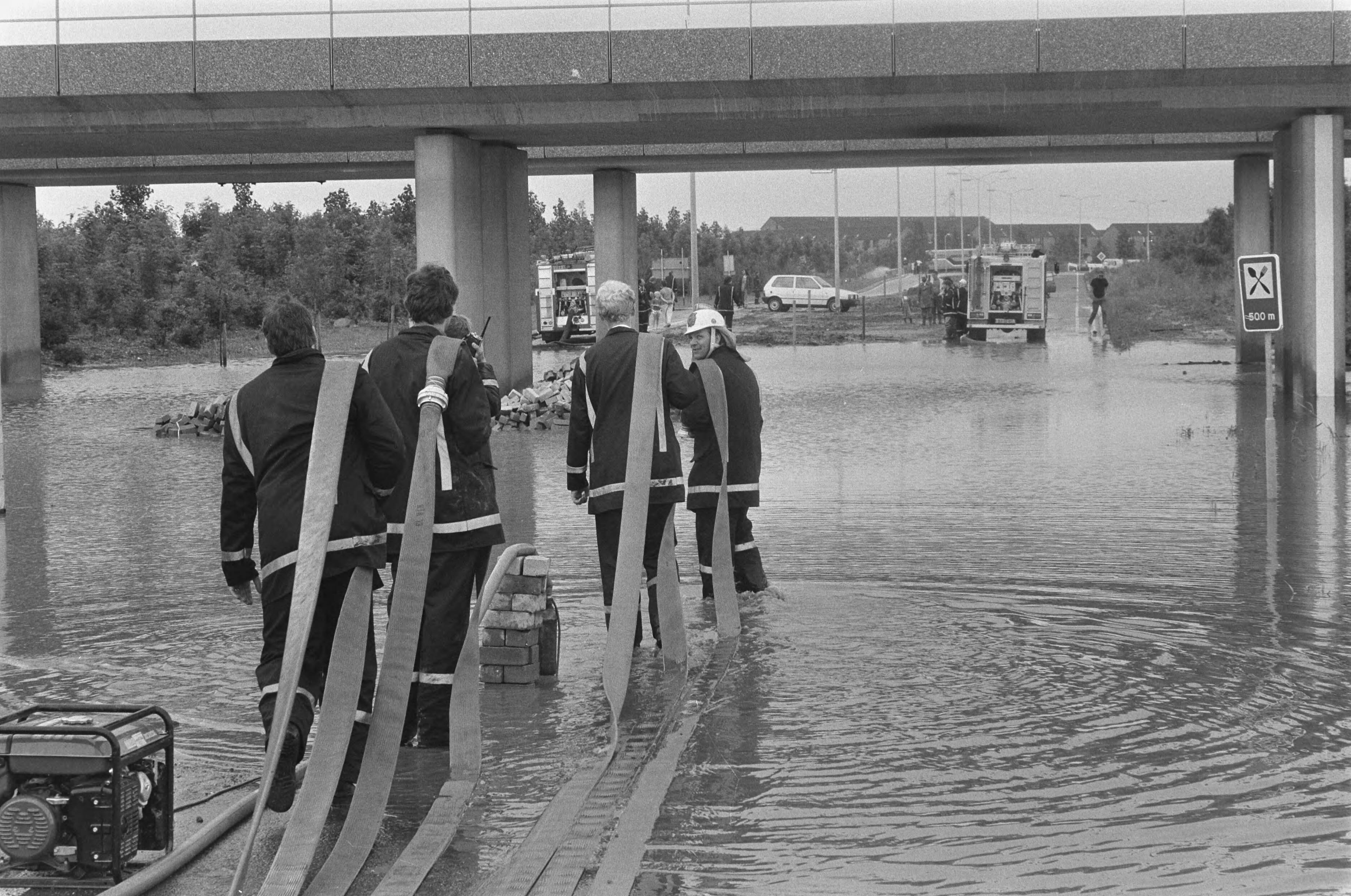 Fotocollectie Anefo — Wateroverlast in Almere door hevige regenval — Foto: Molendijk, Bart / Anefo. Licentie: Set B: Rechtenvrij / Publiek Domein. Bron: Nationaal Archief. http://hdl.handle.net/10648/ad628a12-d0b4-102d-bcf8-003048976d84