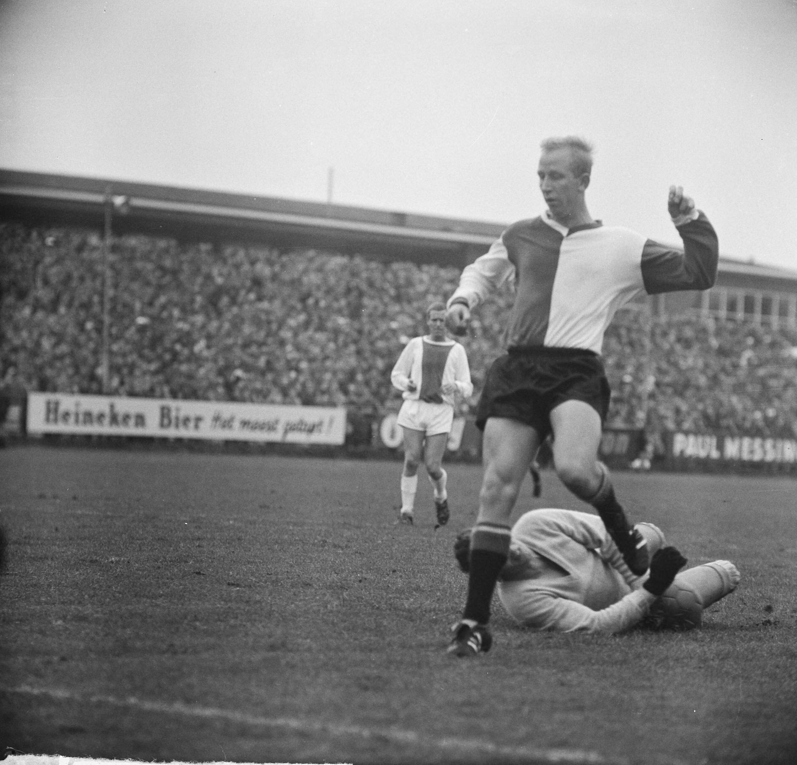 Fotocollectie Anefo — Voetbal. FC Hilversum tegen Feijenoord 0-4. Spelmoment, Henk Groot heeft keeper Van Maren gepasseerd — Foto: Nijs, Jac. de / Anefo. Licentie: Set B: Rechtenvrij / Publiek Domein. Bron: Nationaal Archief. http://hdl.handle.net/10648/aa477bf8-d0b4-102d-bcf8-003048976d84