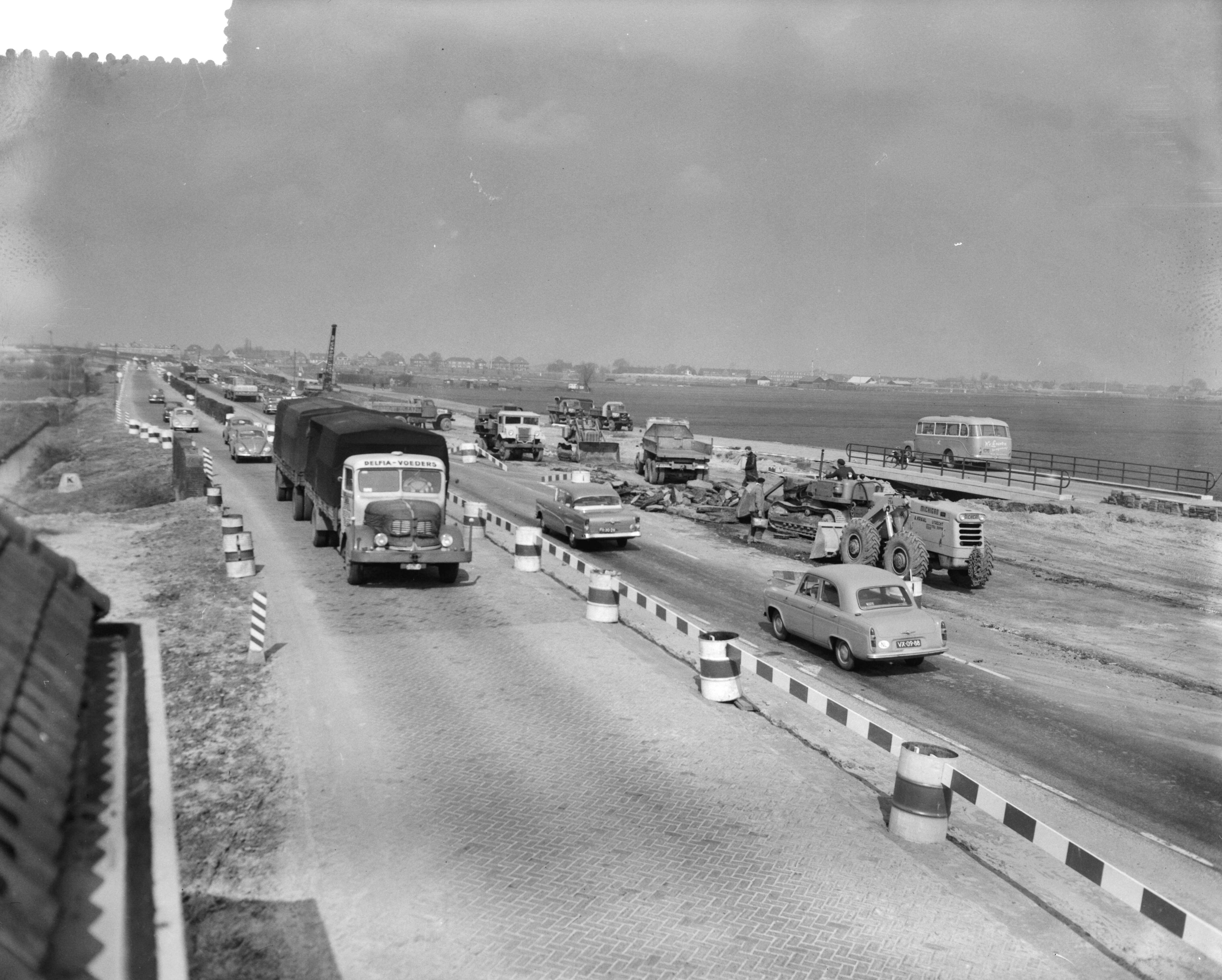 Fotocollectie Anefo — Rijksweg 13 Rotterdam-Den Haag thans in reparatie — Foto: Behrens, Herbert F. / Anefo. Licentie: Set B: Rechtenvrij / Publiek Domein. Bron: Nationaal Archief. http://hdl.handle.net/10648/a990734a-d0b4-102d-bcf8-003048976d84