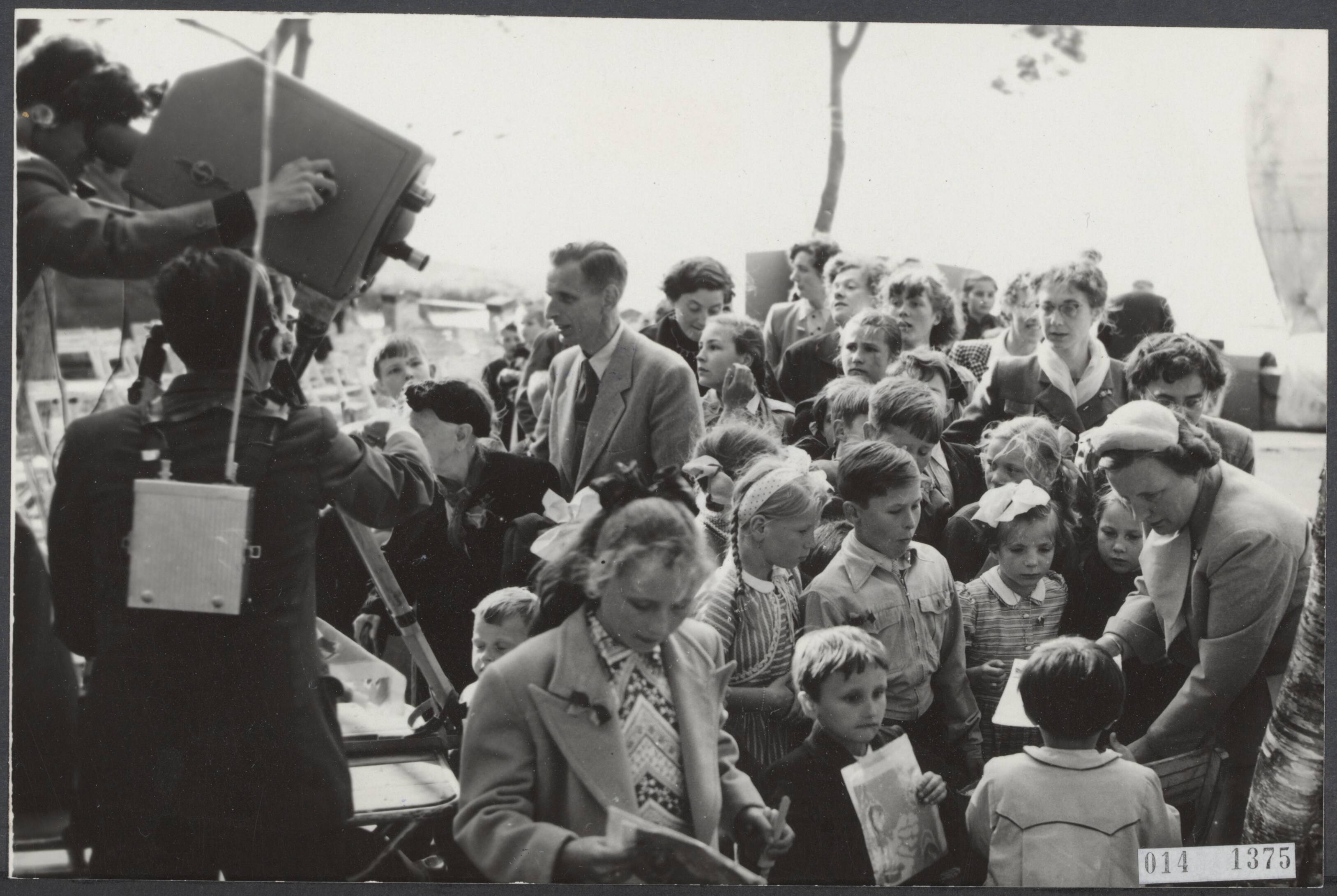 Fotocollectie Elsevier Binnenland — Eurovisie kinderfeest in Naarden in aanwezigheid van koningin Juliana — Foto: Fotograaf Onbekend / Anefo. Licentie: Set B: Rechtenvrij / Publiek Domein. Bron: Nationaal Archief. http://hdl.handle.net/10648/adb393da-d0b4-102d-bcf8-003048976d84