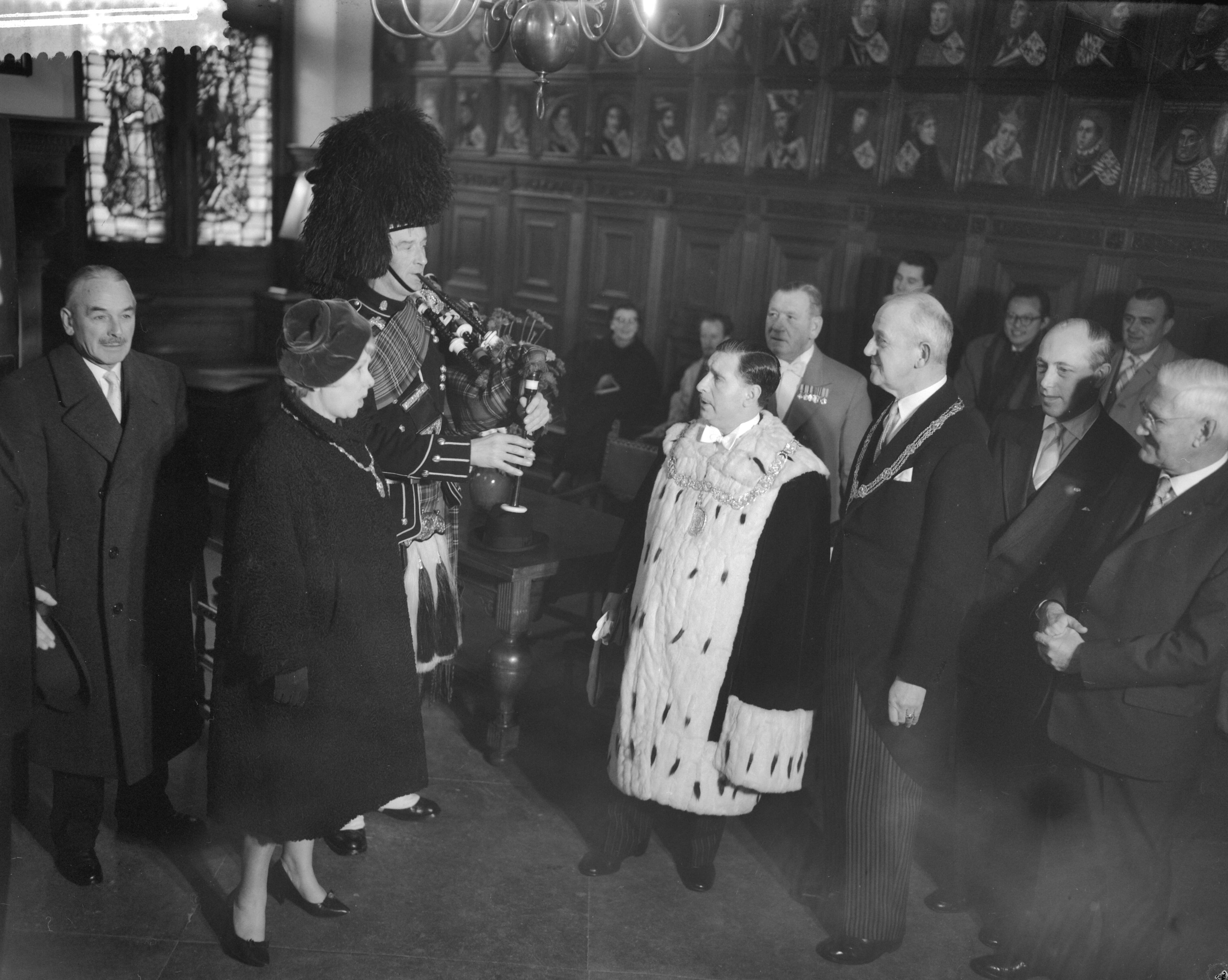 Fotocollectie Anefo — Myer Galpern, Lord Provost van Glasgow bezoekt Den Haag, v.l.n.r. mrs. Myer Galpern , doedelzakspeler, mr. Myer Galpern en burgemeester Kolfschoten van Den Haag — Foto: Behrens, Herbert F. / Anefo. Licentie: Set B: Rechtenvrij / Publiek Domein. Bron: Nationaal Archief. http://hdl.handle.net/10648/a9a356ea-d0b4-102d-bcf8-003048976d84