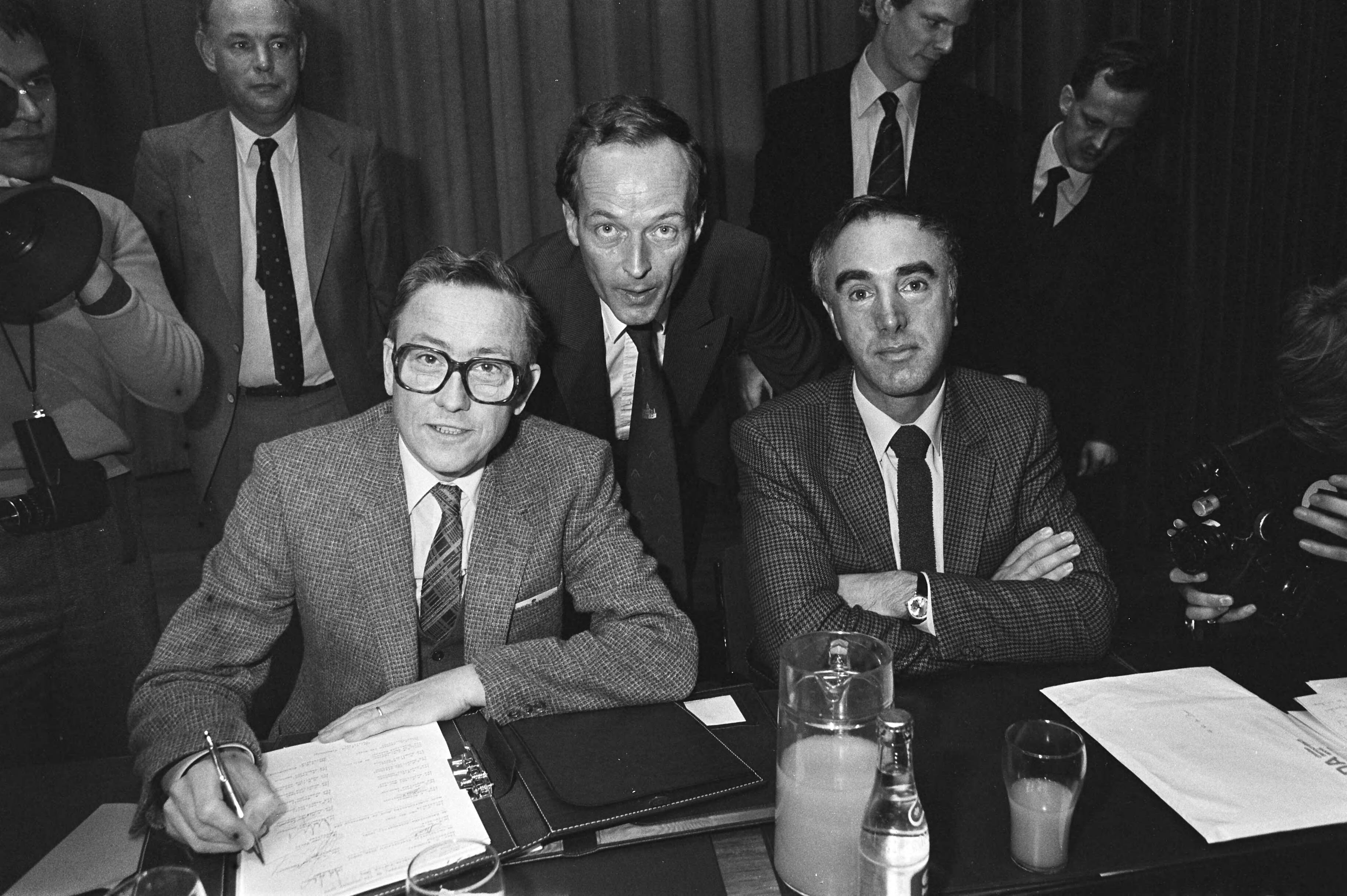 Fotocollectie Anefo — Fusie congres CDA in Den Haag , tekenen fusie-protocol staand Van Leeuwen (CHU), Van Zeil (KVP) en rechts De Boer (ARP) — Foto: Antonisse, Marcel / Anefo. Licentie: Set B: Rechtenvrij / Publiek Domein. Bron: Nationaal Archief. http://hdl.handle.net/10648/acea9fde-d0b4-102d-bcf8-003048976d84