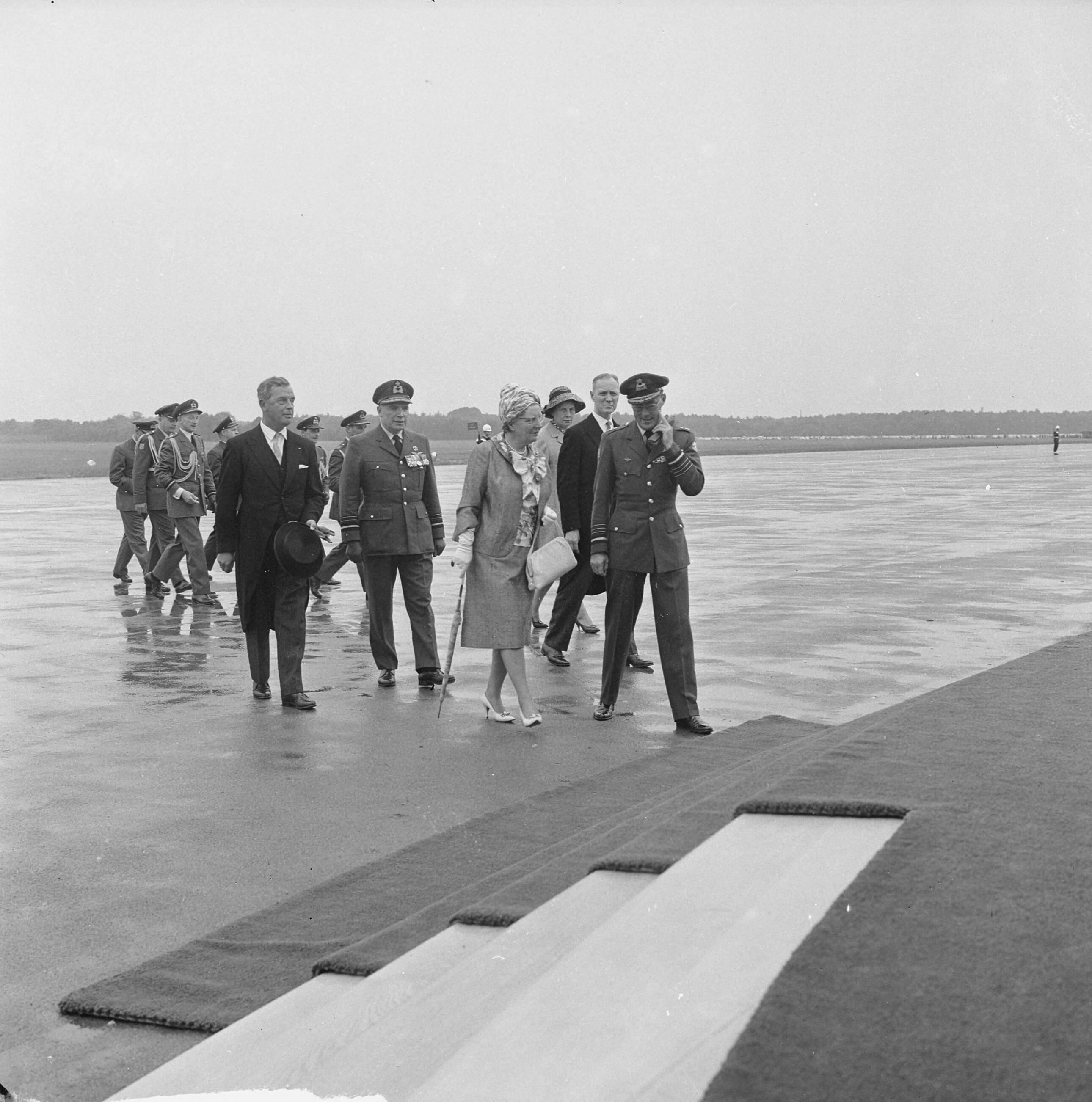 Fotocollectie Anefo — Vijftig jaar Koninklijke Luchtmacht. Defilé op Soesterberg. Aankomst van de gasten waaronder minister Visser , luitinant-generaal Zielstra koningin Juliana, staatssecretaris Calmeyer en prins Bernhard — Foto: Koch, Eric / Anefo. Licentie: Set B: Rechtenvrij / Publiek Domein. Bron: Nationaal Archief. http://hdl.handle.net/10648/aa3d30c6-d0b4-102d-bcf8-003048976d84