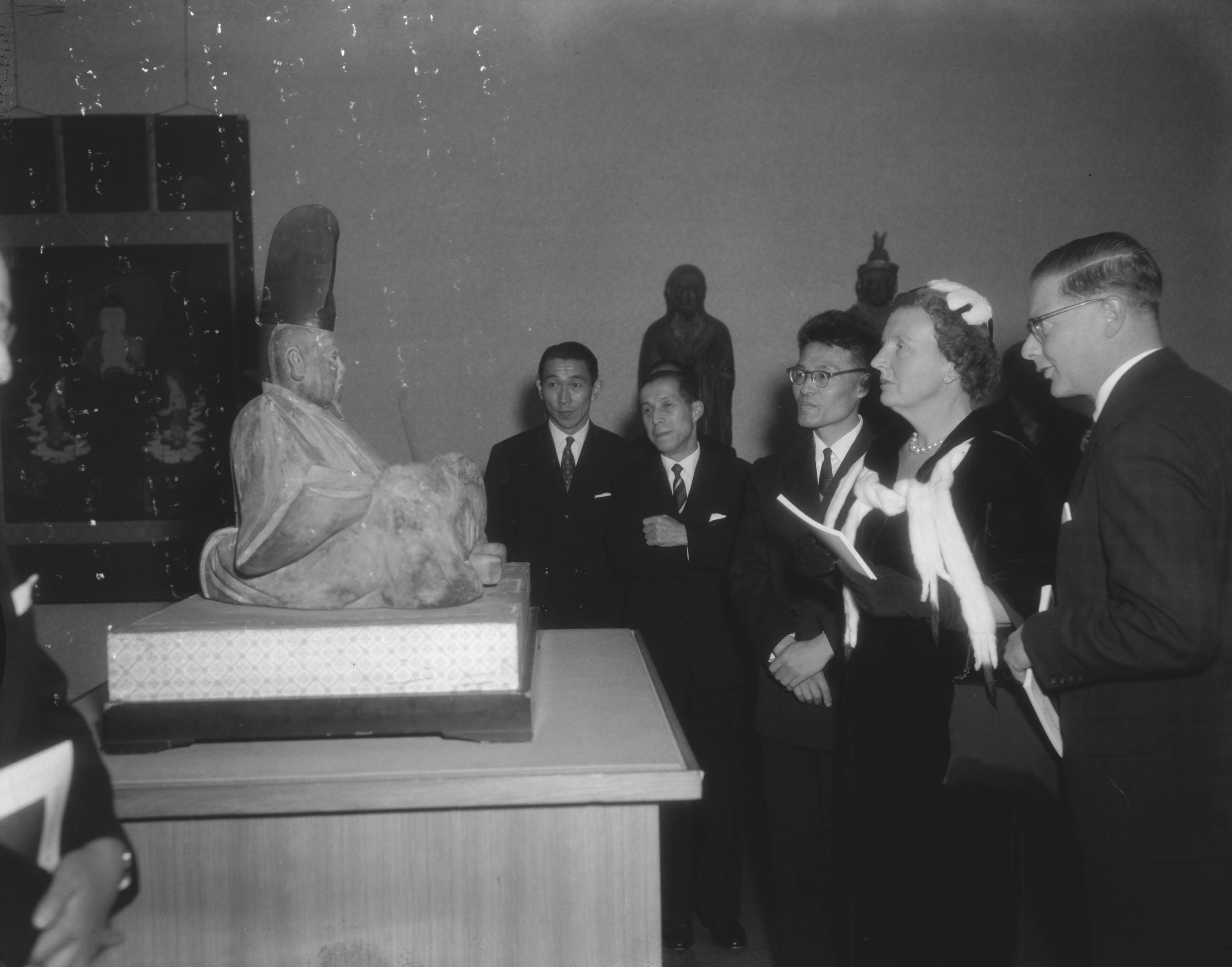 Fotocollectie Anefo — Koningin Juliana bezoekt een tentoonstelling over Japanse kunst in het Gemeentelijk Museum te Den Haag — Foto: Pot, Harry / Anefo. Licentie: Set B: Rechtenvrij / Publiek Domein. Bron: Nationaal Archief. http://hdl.handle.net/10648/a987b354-d0b4-102d-bcf8-003048976d84