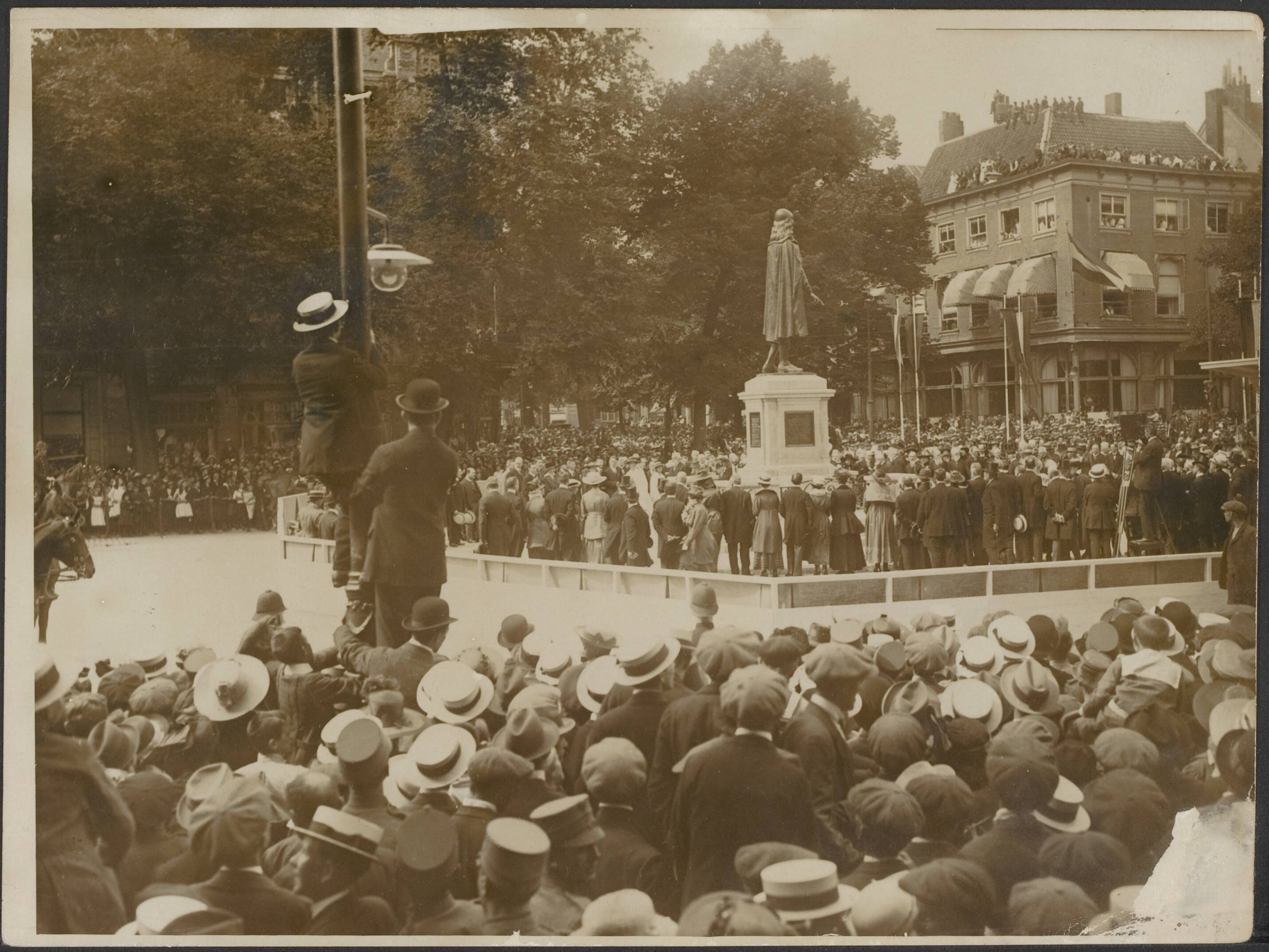 Fotocollectie Eerste Wereldoorlog — Grote menigte bij de onthulling van het standbeeld van Johan de Witt in Den Haag door koningin Wilhelmina — Foto: N.V. Vereenigde Fotobureaux. Licentie: Set B: Rechtenvrij / Publiek Domein. Bron: Nationaal Archief. http://hdl.handle.net/10648/af9837b4-d0b4-102d-bcf8-003048976d84