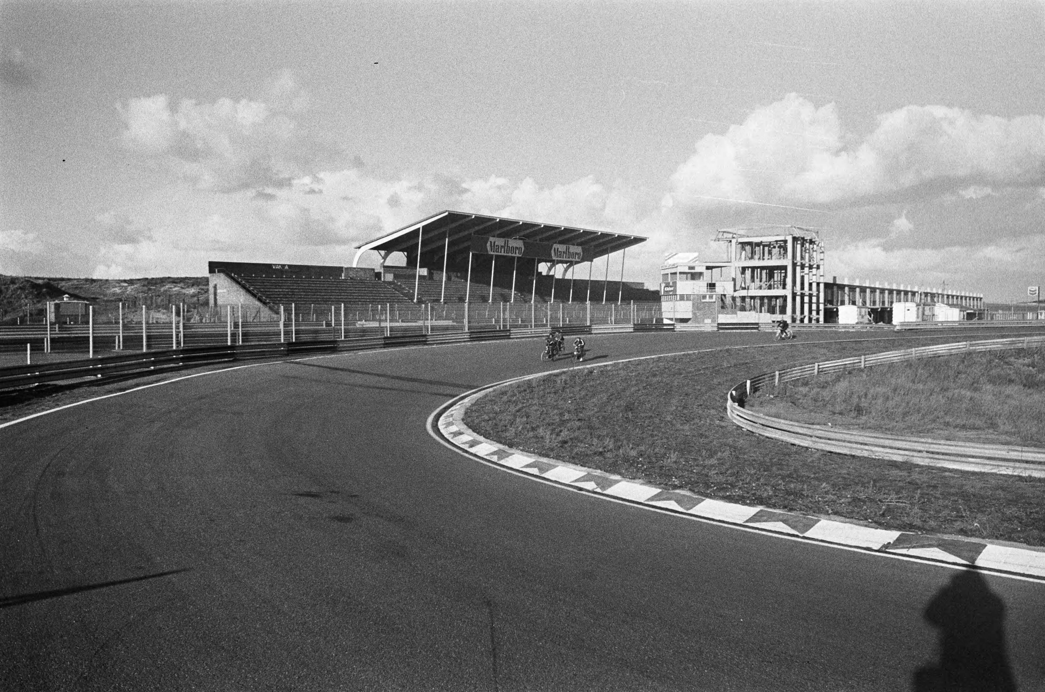 Beelden van de autoloze zondag — Fietsen op het circuit van Zandvoort — Foto: Fotograaf Onbekend / Anefo. Licentie: Set B: Rechtenvrij / Publiek Domein. Bron: Nationaal Archief. http://hdl.handle.net/10648/ac3d5ca2-d0b4-102d-bcf8-003048976d84