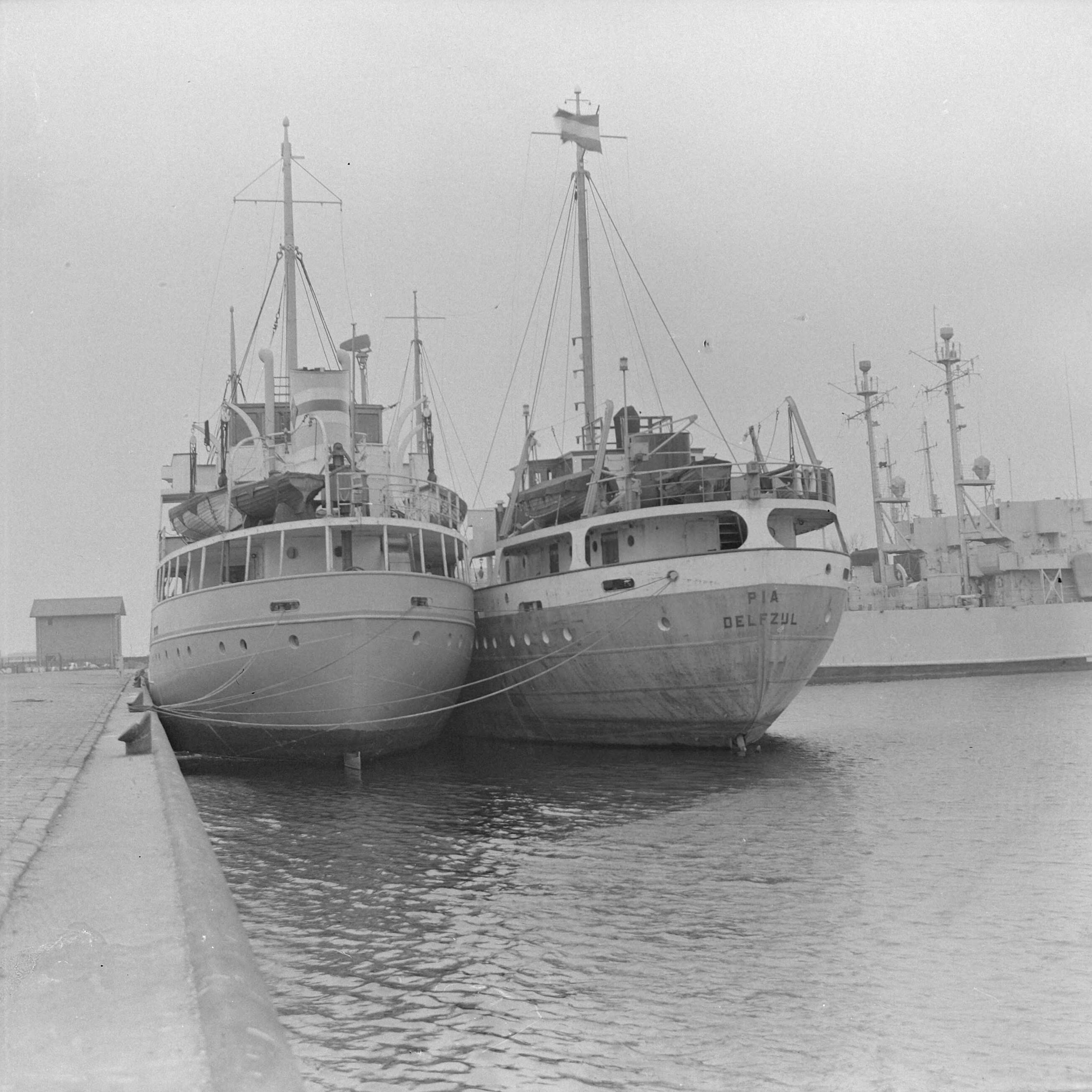 Fotocollectie Anefo — Coasters in de haven van Vlissingen — Foto: Slagboom, Anton / Anefo. Licentie: Set B: Rechtenvrij / Publiek Domein. Bron: Nationaal Archief. http://hdl.handle.net/10648/a9794c92-d0b4-102d-bcf8-003048976d84