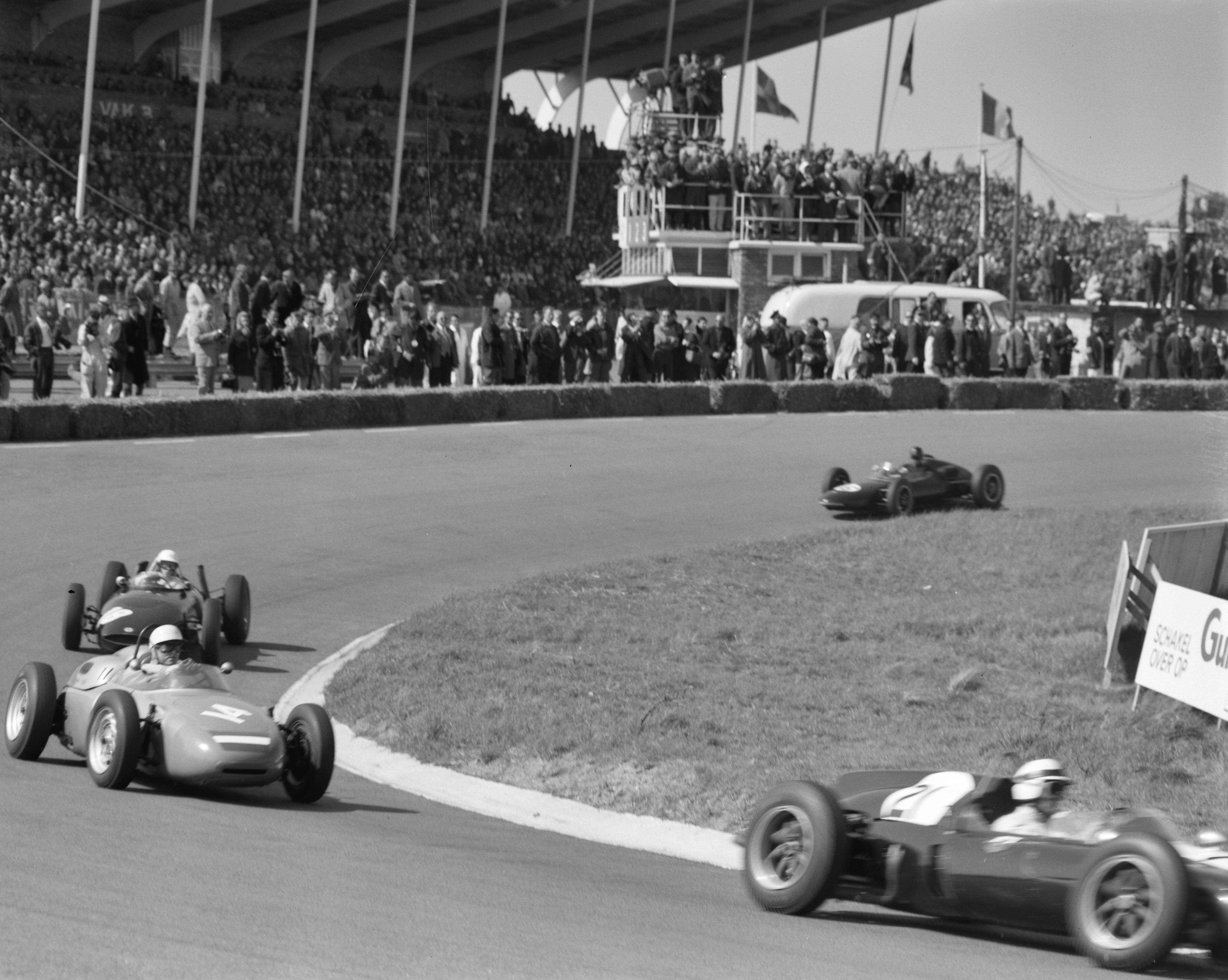 Grand Prix Zandvoort 1962 — Grand Prix van Zandvoort. In de Tarzanbocht — Foto: Bilsen, Joop van / Anefo. Licentie: Set B: Rechtenvrij / Publiek Domein. Bron: Nationaal Archief. http://hdl.handle.net/10648/aa092e2a-d0b4-102d-bcf8-003048976d84