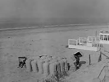 Fotocollectie Anefo — Zandvoort, het strandleven herleeft. Uitzetten huisjes en stoelen — Foto: Pot, Harry / Anefo. Licentie: Set B: Rechtenvrij / Publiek Domein. Bron: Nationaal Archief. http://hdl.handle.net/10648/ad7737aa-d0b4-102d-bcf8-003048976d84