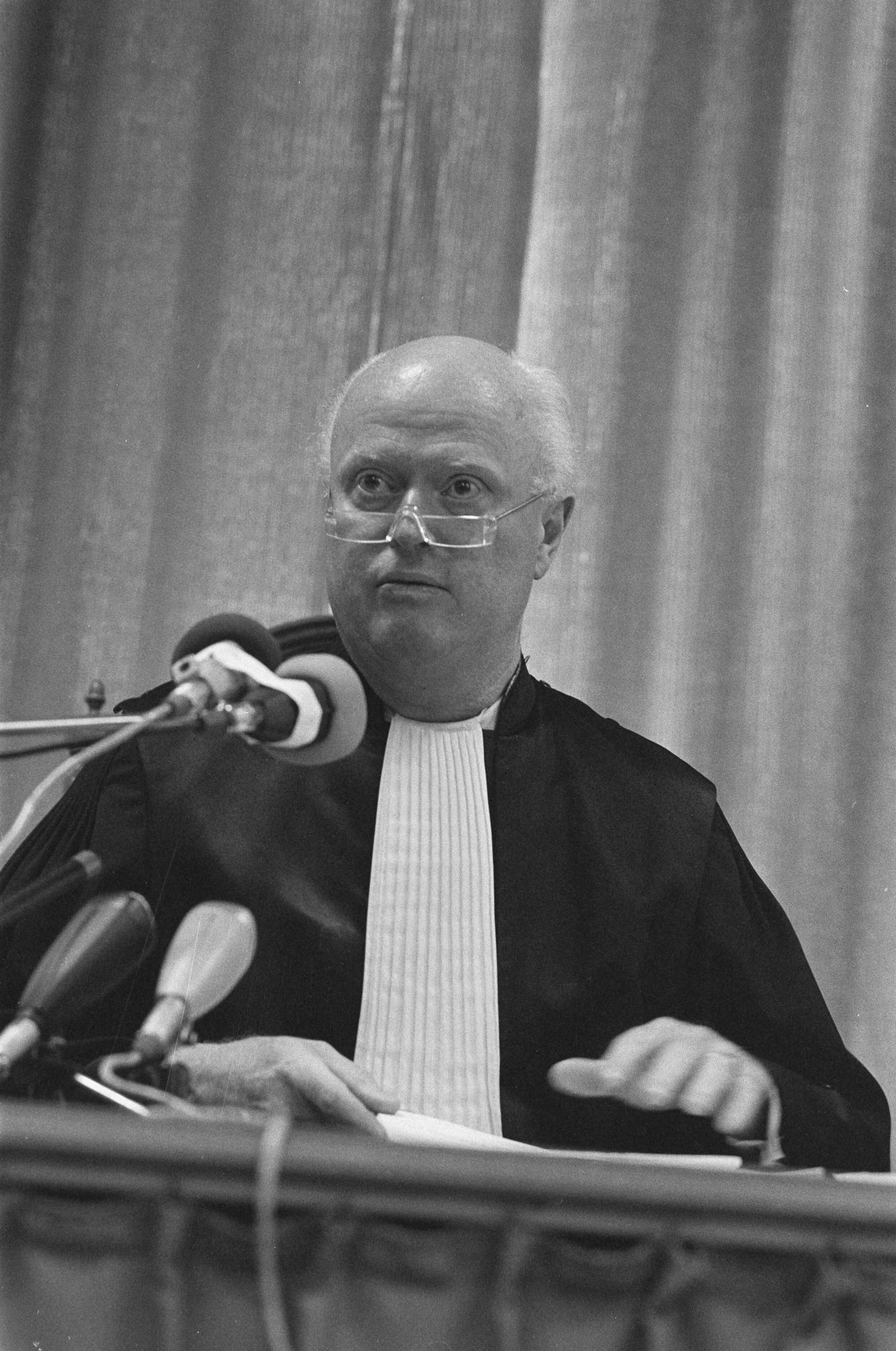 Fotocollectie Anefo — President Utrechtse rechtbank, mr. Van Harinxma Thoe Slooten doet uitspraak in kort geding COC tegen kardinaal Simonis — Foto: Bogaerts, Rob / Anefo. Licentie: Set B: Rechtenvrij / Publiek Domein. Bron: Nationaal Archief. http://hdl.handle.net/10648/ad5d9214-d0b4-102d-bcf8-003048976d84