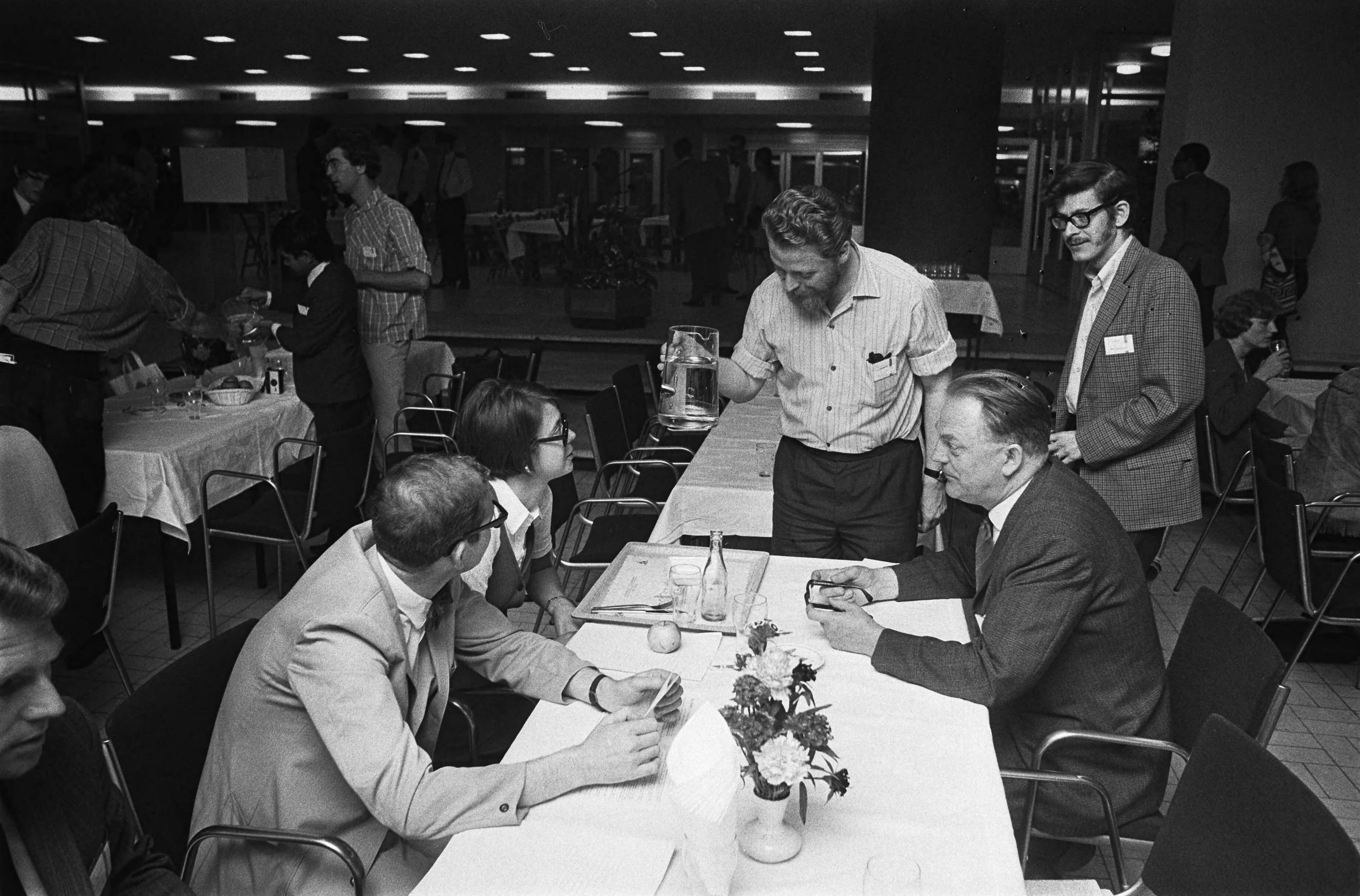Fotocollectie Anefo — Jongeren van Tweede Voedselwerelcongres in hongerstaking Den Haag ; jongeren geven degenen die lunchen een glas water — Foto: Verhoeff, Bert / Anefo. Licentie: Set B: Rechtenvrij / Publiek Domein. Bron: Nationaal Archief. http://hdl.handle.net/10648/ab9a0c6e-d0b4-102d-bcf8-003048976d84