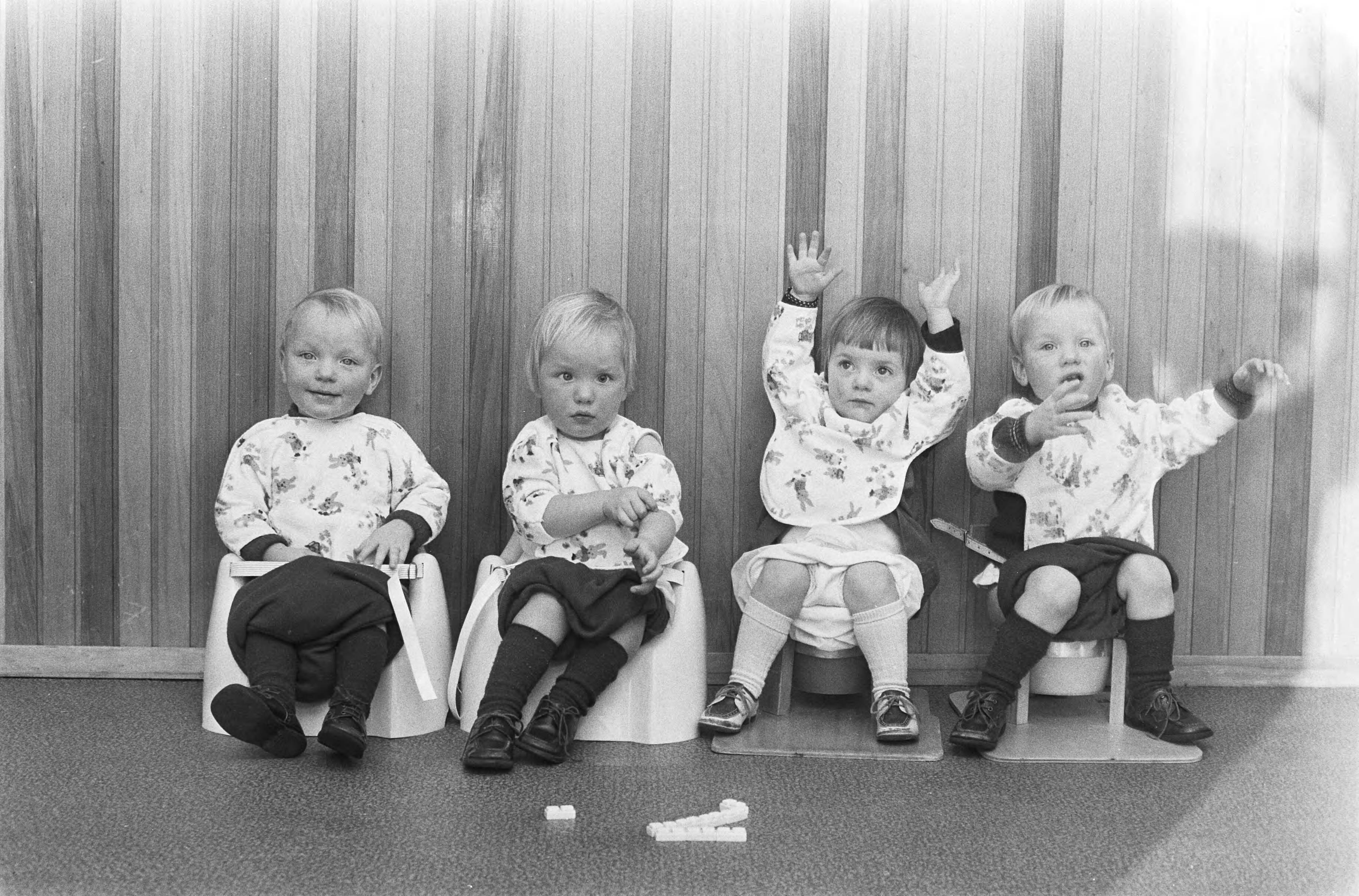 Fotocollectie Anefo — Vierling Verheul uit Bodegraven; 5 maart a.s. twee jaar — Foto: Mieremet, Rob / Anefo. Licentie: Set B: Rechtenvrij / Publiek Domein. Bron: Nationaal Archief. http://hdl.handle.net/10648/abb5a3b6-d0b4-102d-bcf8-003048976d84