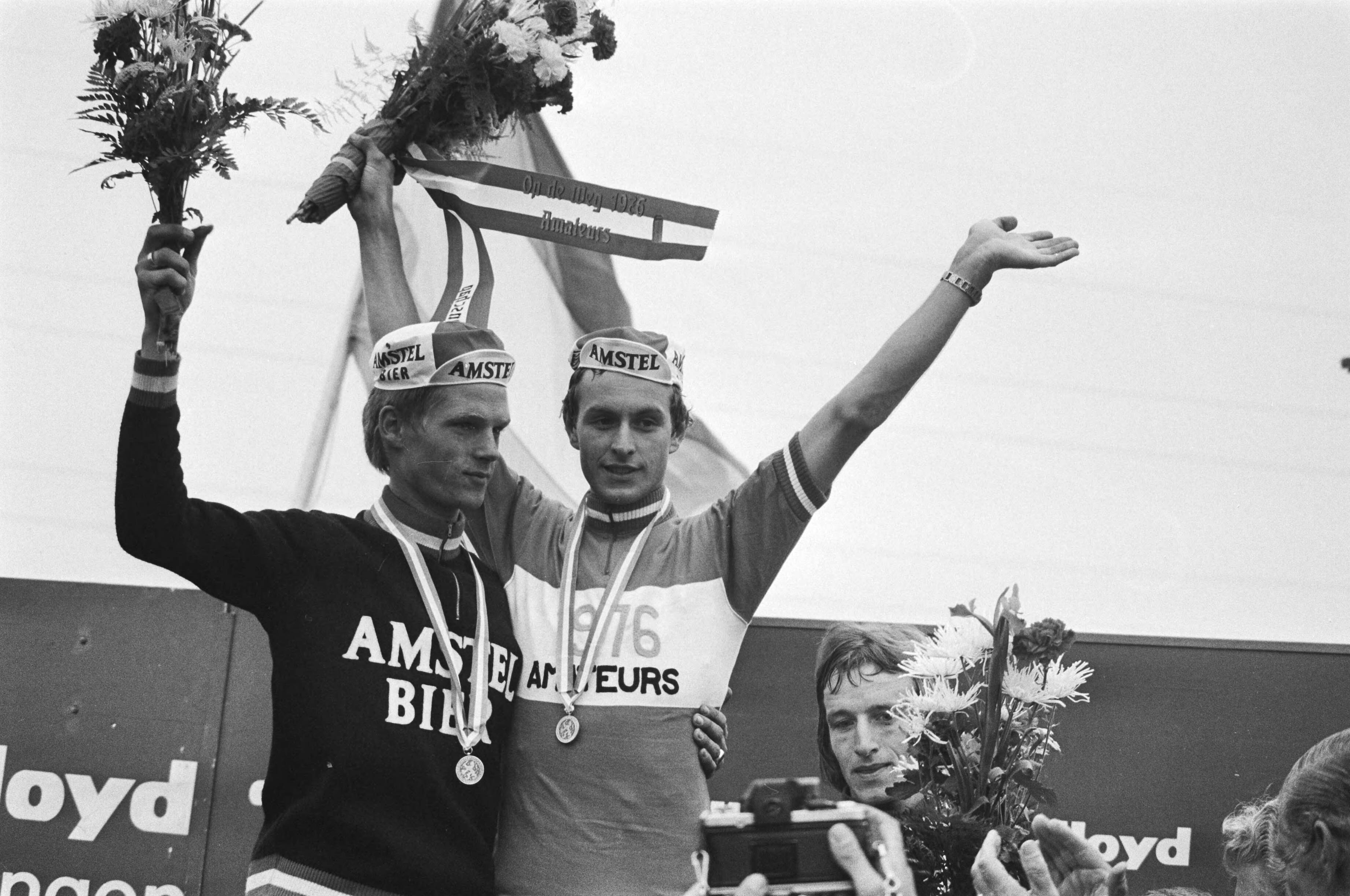 Fotocollectie Anefo — Nederlands kampioenschap wielrennen amateurs in Simpelveld kampioen Arie Hassink (rechts) en Leo van Vliet (tweede) — Foto: Verhoeff, Bert / Anefo. Licentie: Set B: Rechtenvrij / Publiek Domein. Bron: Nationaal Archief. http://hdl.handle.net/10648/ac869e9e-d0b4-102d-bcf8-003048976d84