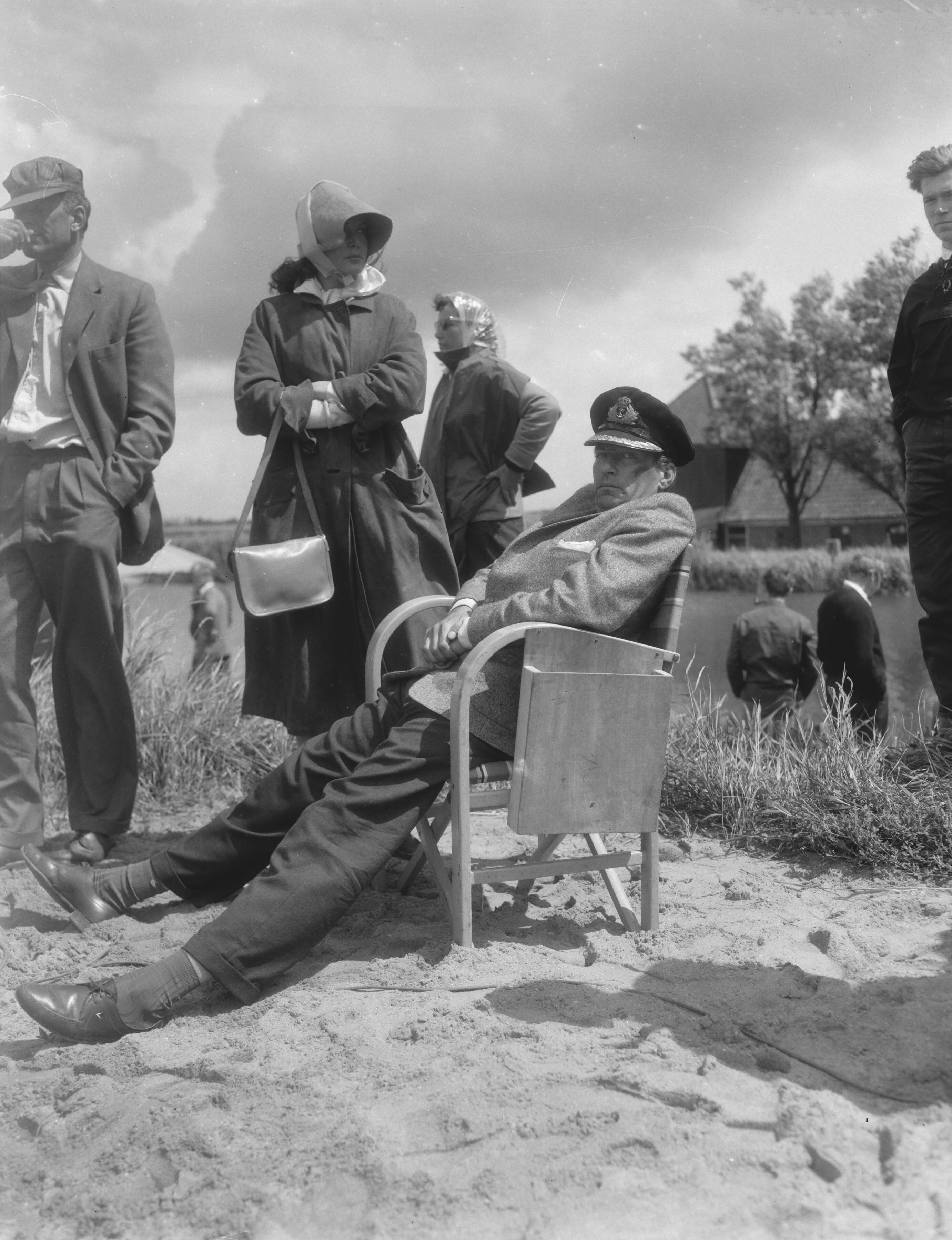 Fotocollectie Anefo — Filmopnamen in de Beemster bij Schermerhorn voor de film "Operation Amsterdam", de hoofdrolspelers Eva Bartok en Peter Finch — Foto: Pot, Harry / Anefo. Licentie: Set B: Rechtenvrij / Publiek Domein. Bron: Nationaal Archief. http://hdl.handle.net/10648/a9814488-d0b4-102d-bcf8-003048976d84