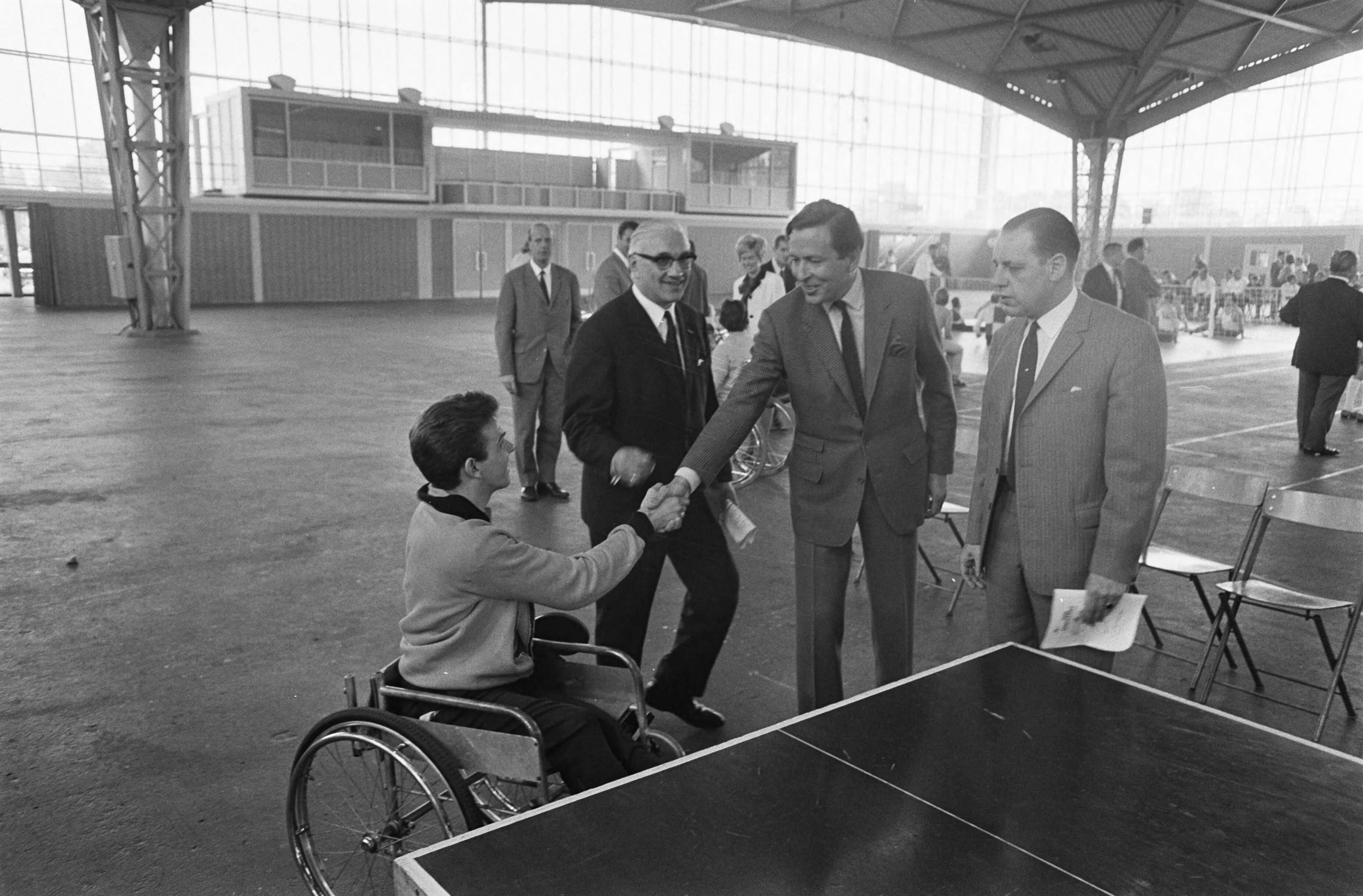 Fotocollectie Anefo — Zijne Koninklijke Hoogheid Prins Claus woont de Landelijke Invaliden Sportdag in Expohal, Hilversum, bij bij tafeltennissers — Foto: Evers, Joost / Anefo. Licentie: Set B: Rechtenvrij / Publiek Domein. Bron: Nationaal Archief. http://hdl.handle.net/10648/ab6c31e0-d0b4-102d-bcf8-003048976d84