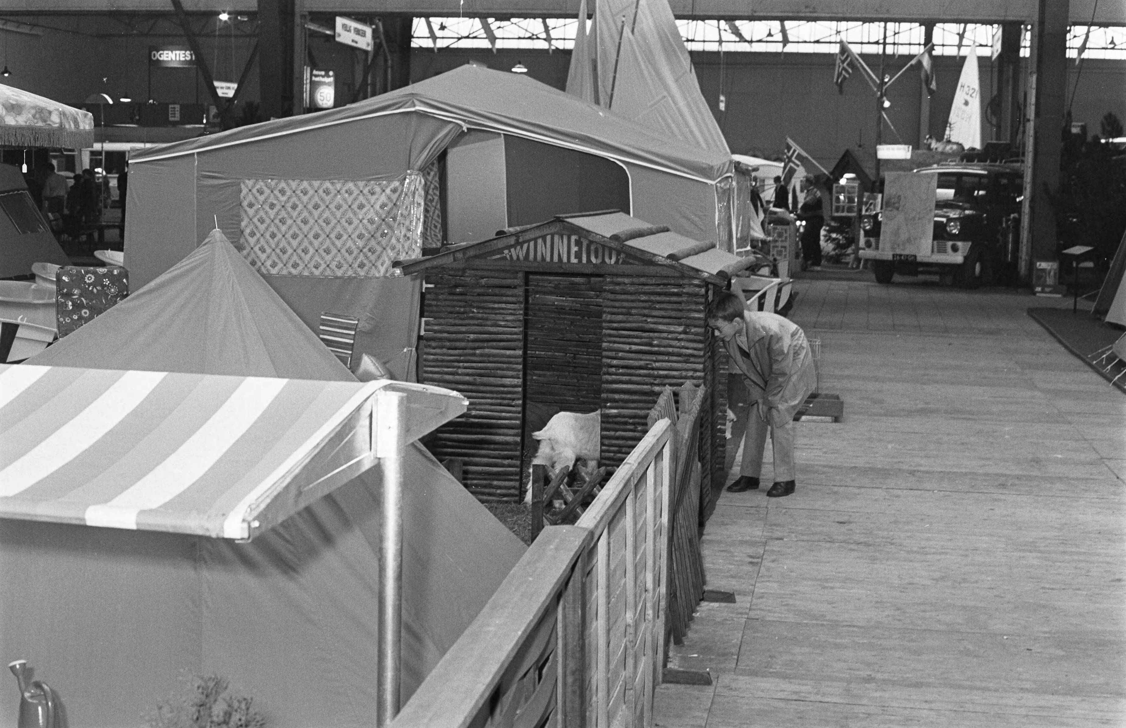 Fotocollectie Anefo — Opening van de 8ste Nat. Kampeer- en Sporttentoonstelling "Kamp Houtrust" door wethouder van Econom. Zaken, B. Bol te Den Haag overzicht / — Foto: Verhoeff, Bert / Anefo. Licentie: Set B: Rechtenvrij / Publiek Domein. Bron: Nationaal Archief. http://hdl.handle.net/10648/ab65385e-d0b4-102d-bcf8-003048976d84