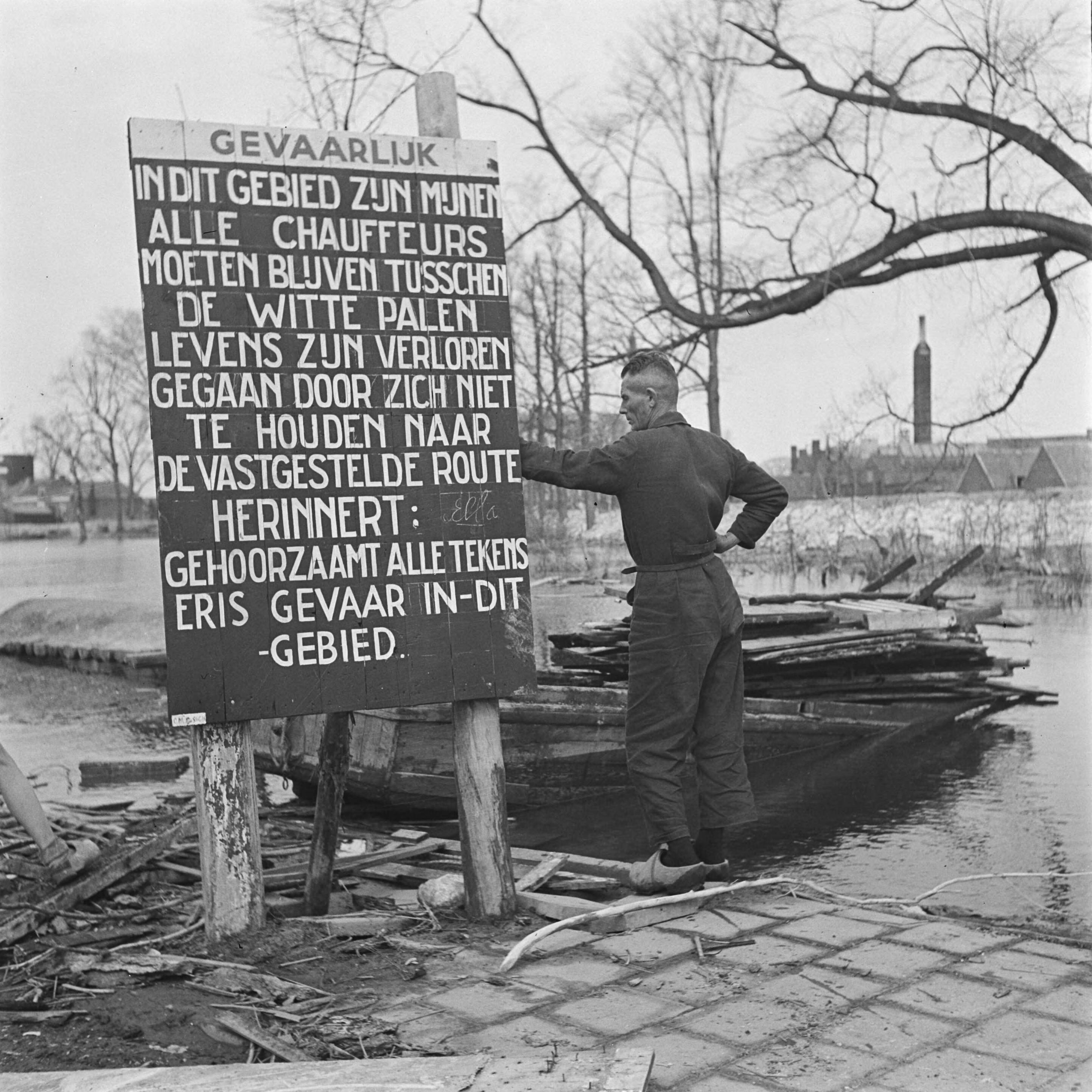 Vernielingen: Middelburg — Waarschuwingsbord om binnen de aangegeven route te blijven vanwge mijnengevaar — Foto: Fotograaf Onbekend / Anefo. Licentie: Set B: Rechtenvrij / Publiek Domein. Bron: Nationaal Archief. http://hdl.handle.net/10648/ac101882-d0b4-102d-bcf8-003048976d84