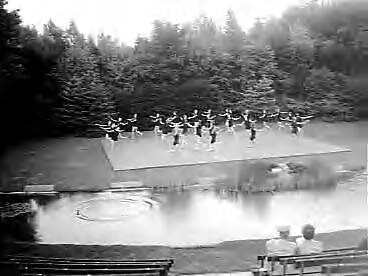 Fotocollectie Anefo — Optreden van de Zweedse dansgroep "Isla Flickorna" in het openluchttheater van Bloemendaal in het kader van het Holland Festival — Foto: Bilsen, Joop van / Anefo. Licentie: Set B: Rechtenvrij / Publiek Domein. Bron: Nationaal Archief. http://hdl.handle.net/10648/a9648cbc-d0b4-102d-bcf8-003048976d84