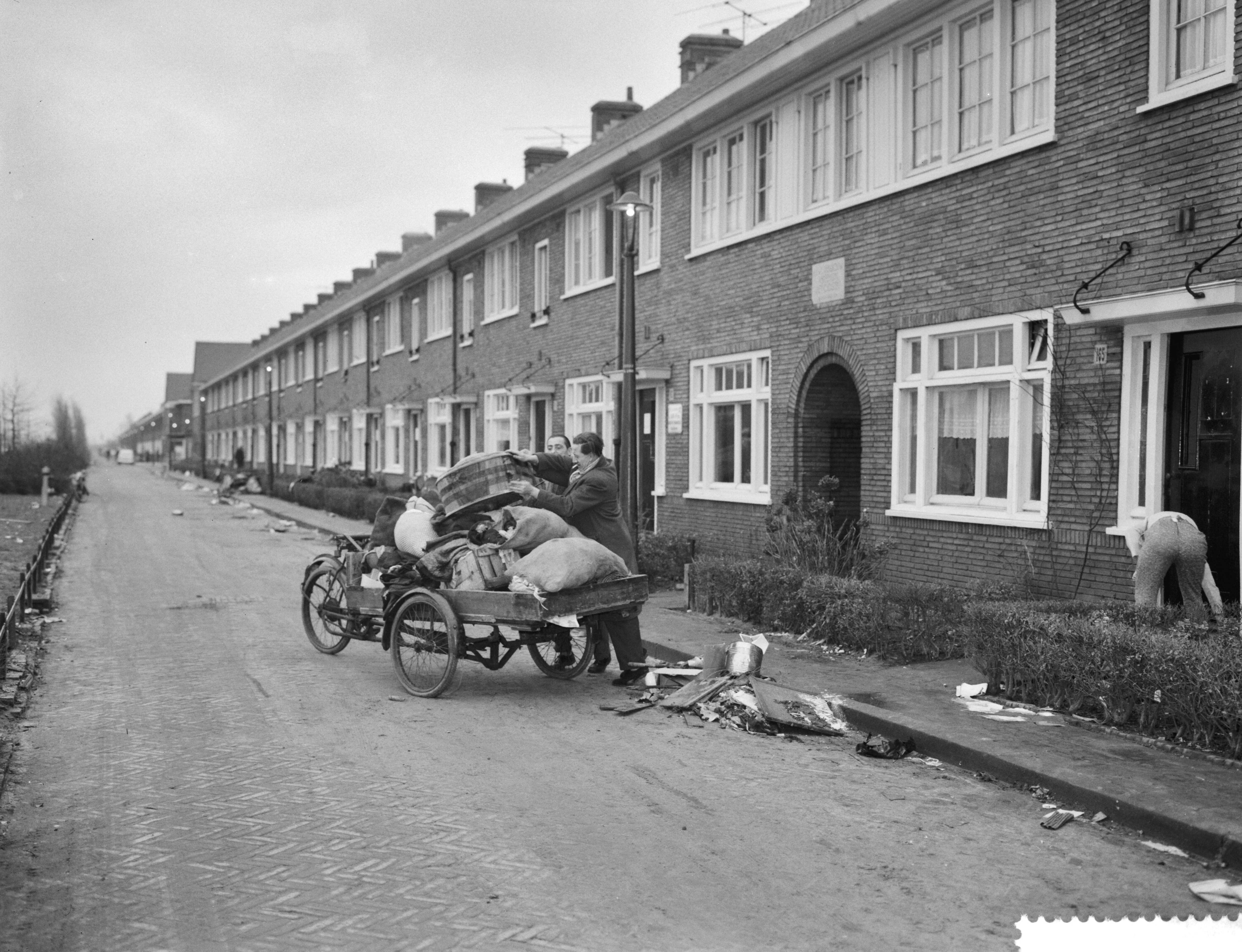 Ramp Tuindorp Oostzaan — Normale leven komt op gang in Tuindorp-Oostzaan — Foto: Rossem, Wim van / Anefo. Licentie: Set B: Rechtenvrij / Publiek Domein. Bron: Nationaal Archief. http://hdl.handle.net/10648/a9a73fee-d0b4-102d-bcf8-003048976d84