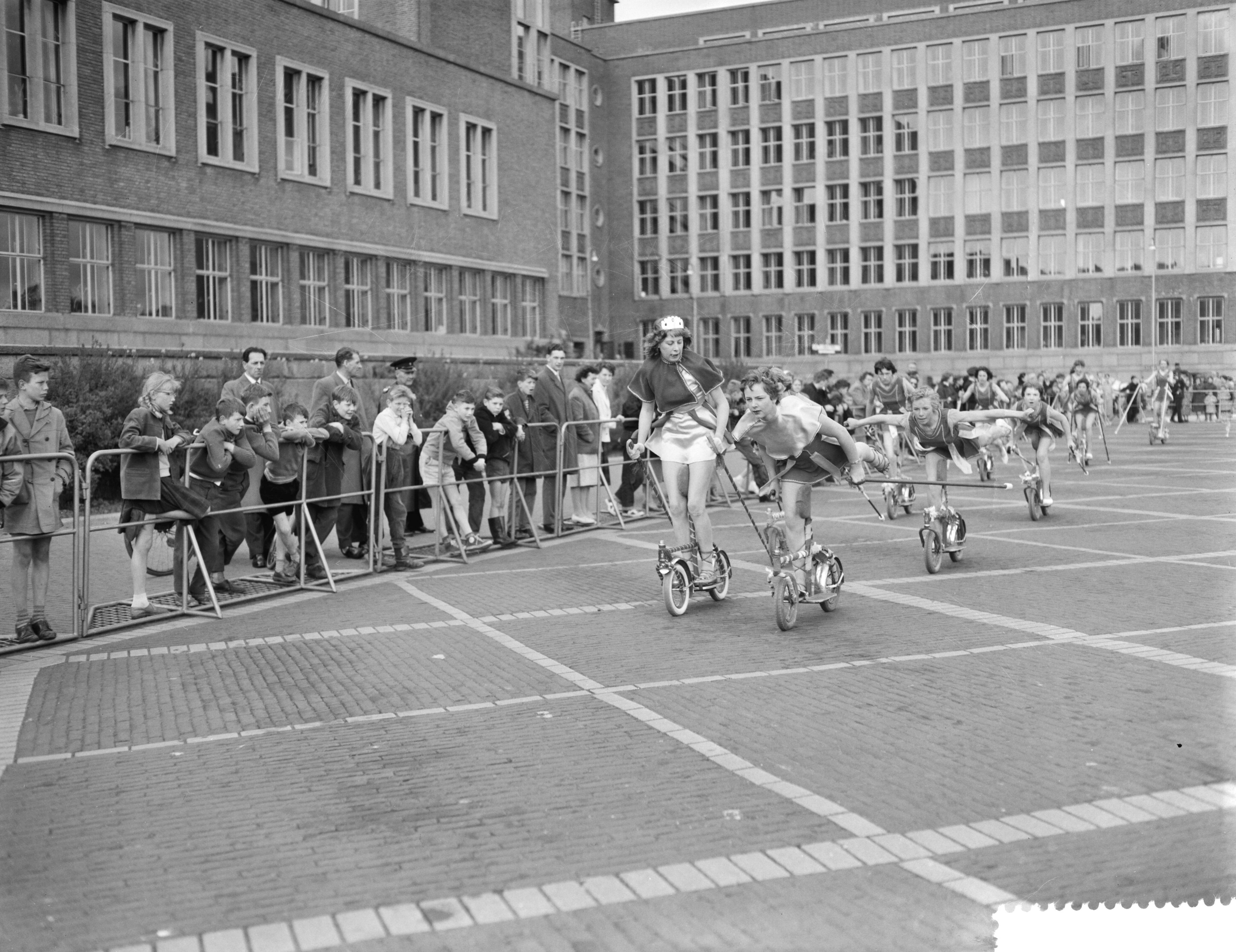 Fotocollectie Anefo — Verkiezing van de rolskikoningin te Den Haag, de rolskikoningin Ineke Moody (16 jaar) met haar hofdames in actie — Foto: Rossem, Wim van / Anefo. Licentie: Set B: Rechtenvrij / Publiek Domein. Bron: Nationaal Archief. http://hdl.handle.net/10648/a99330f8-d0b4-102d-bcf8-003048976d84