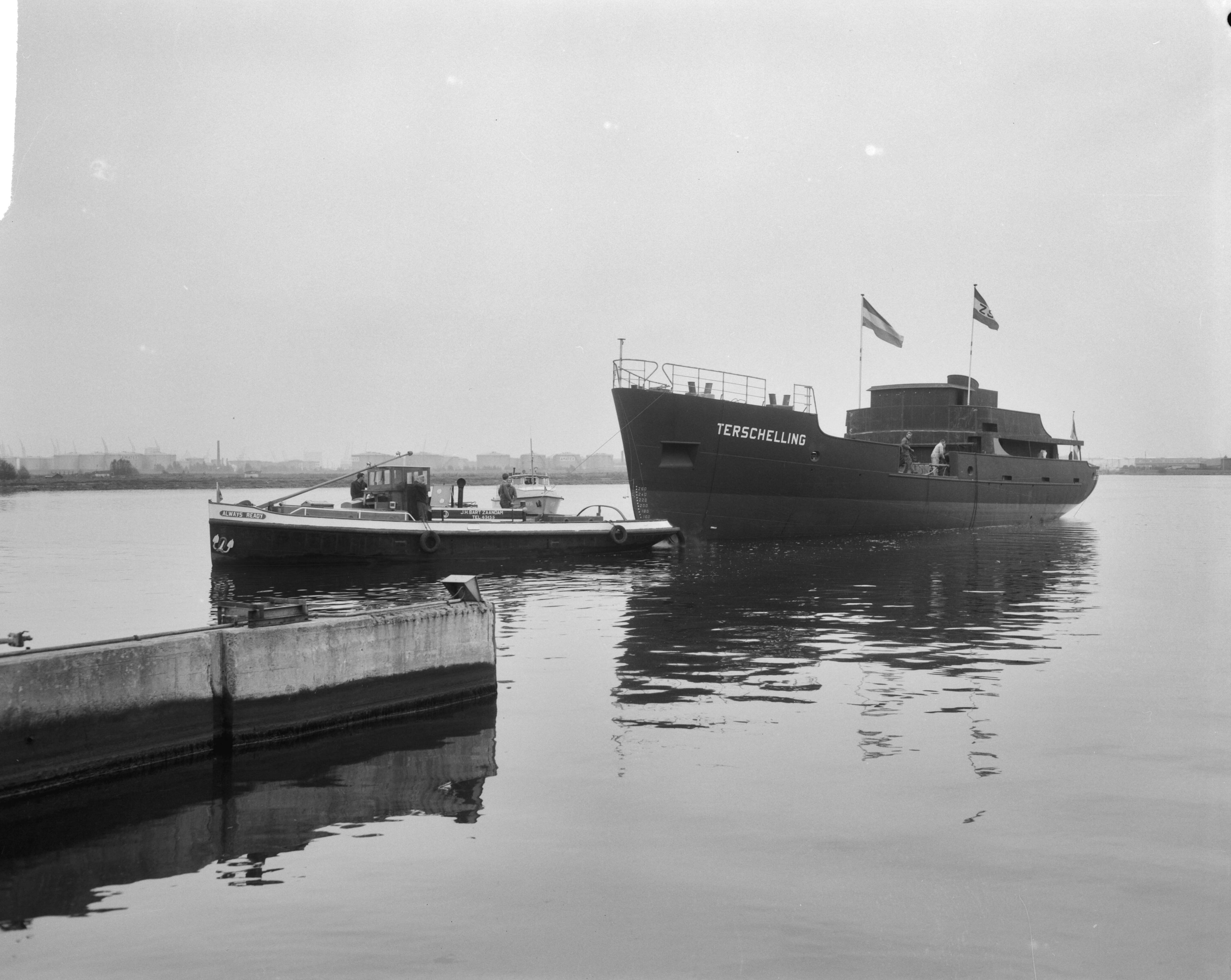 Tewaterlating betonningsvaartuig "Terschelling" — Tewaterlating betonningsvaartuig "Terschelling" op de scheepswerf Achtersluispolder van de Zaanlandse Scheepsbouw Maatschappij (Z.S.M.) — Foto: Bilsen, Joop van / Anefo. Licentie: Set B: Rechtenvrij / Publiek Domein. Bron: Nationaal Archief. http://hdl.handle.net/10648/aa4667ea-d0b4-102d-bcf8-003048976d84