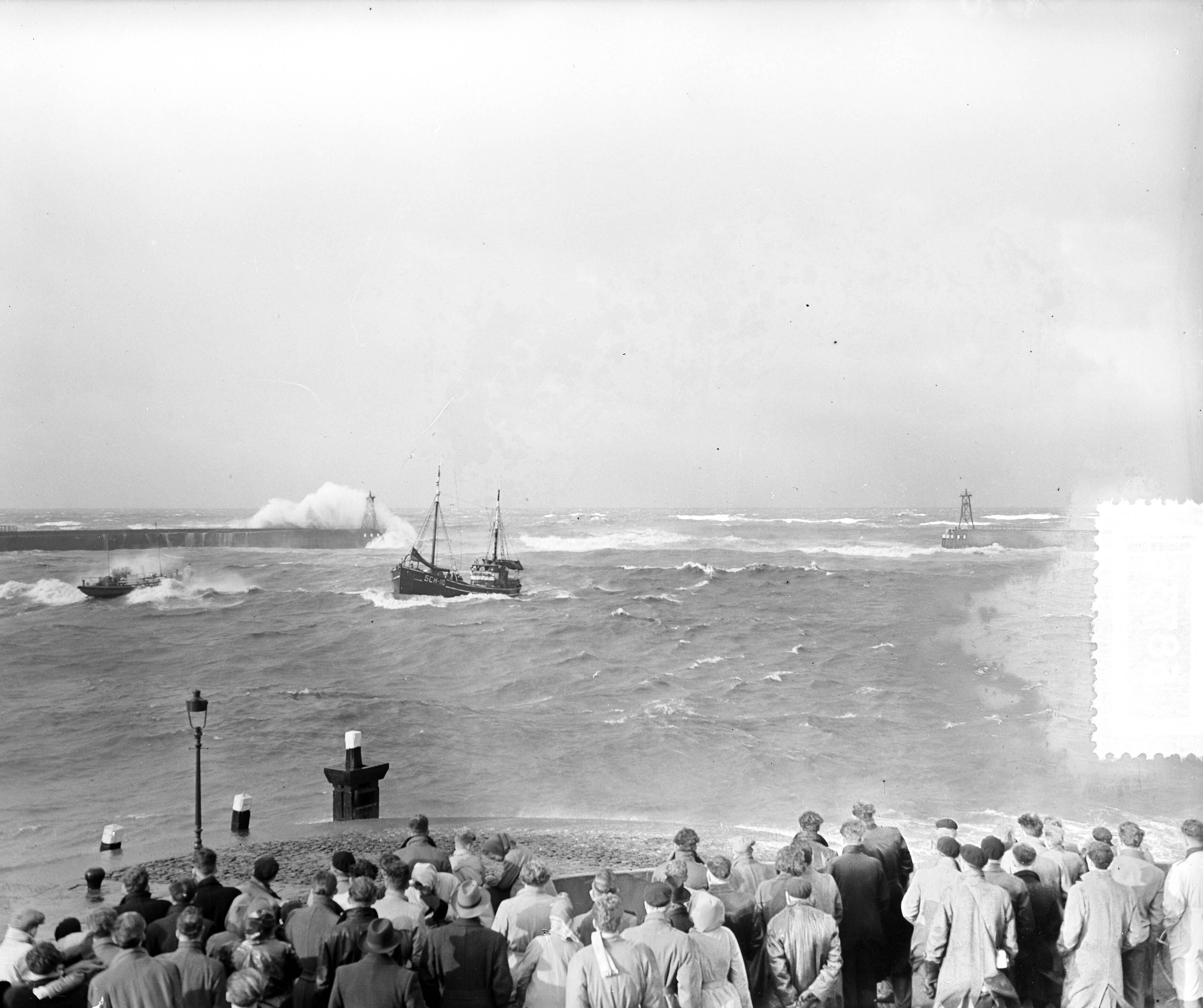 Fotocollectie Anefo — Storm aan de kust bij Scheveningen — Foto: Pot, Harry / Anefo. Licentie: Set B: Rechtenvrij / Publiek Domein. Bron: Nationaal Archief. http://hdl.handle.net/10648/a92ddf28-d0b4-102d-bcf8-003048976d84