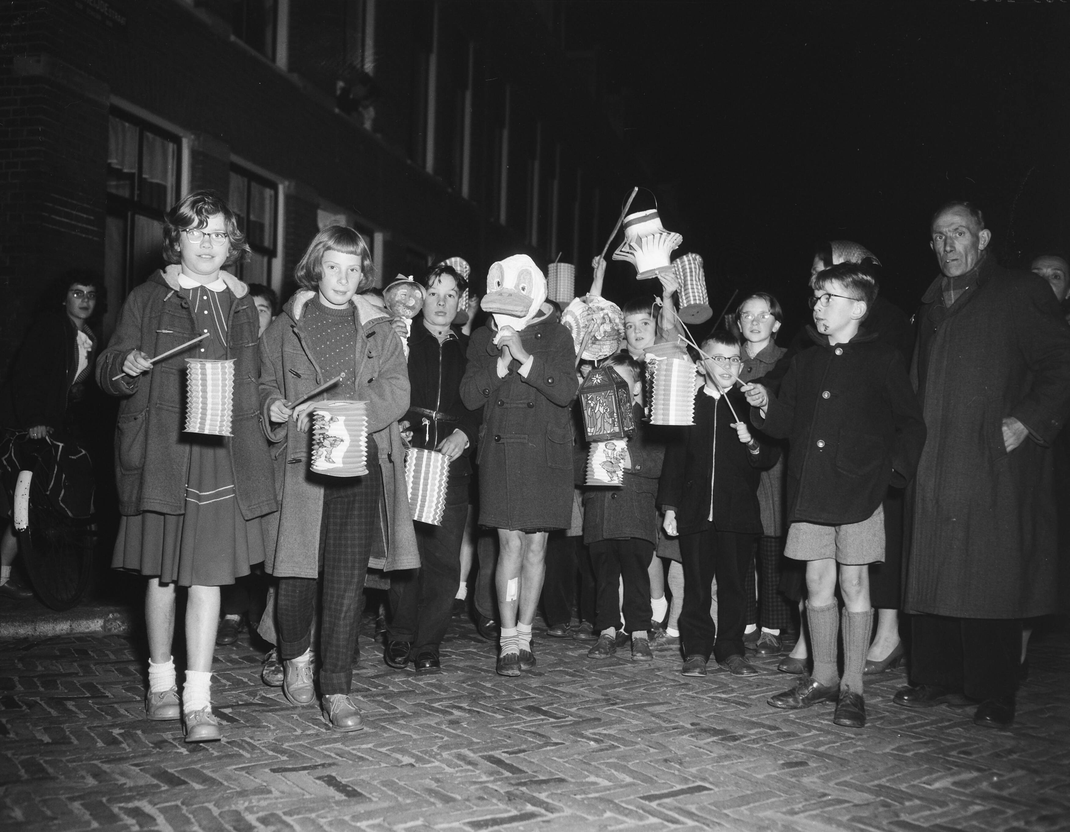 Fotocollectie Anefo — St. Maartenviering in Haarlem — Foto: Pot, Harry / Anefo. Licentie: Set B: Rechtenvrij / Publiek Domein. Bron: Nationaal Archief. http://hdl.handle.net/10648/a96e4e6e-d0b4-102d-bcf8-003048976d84