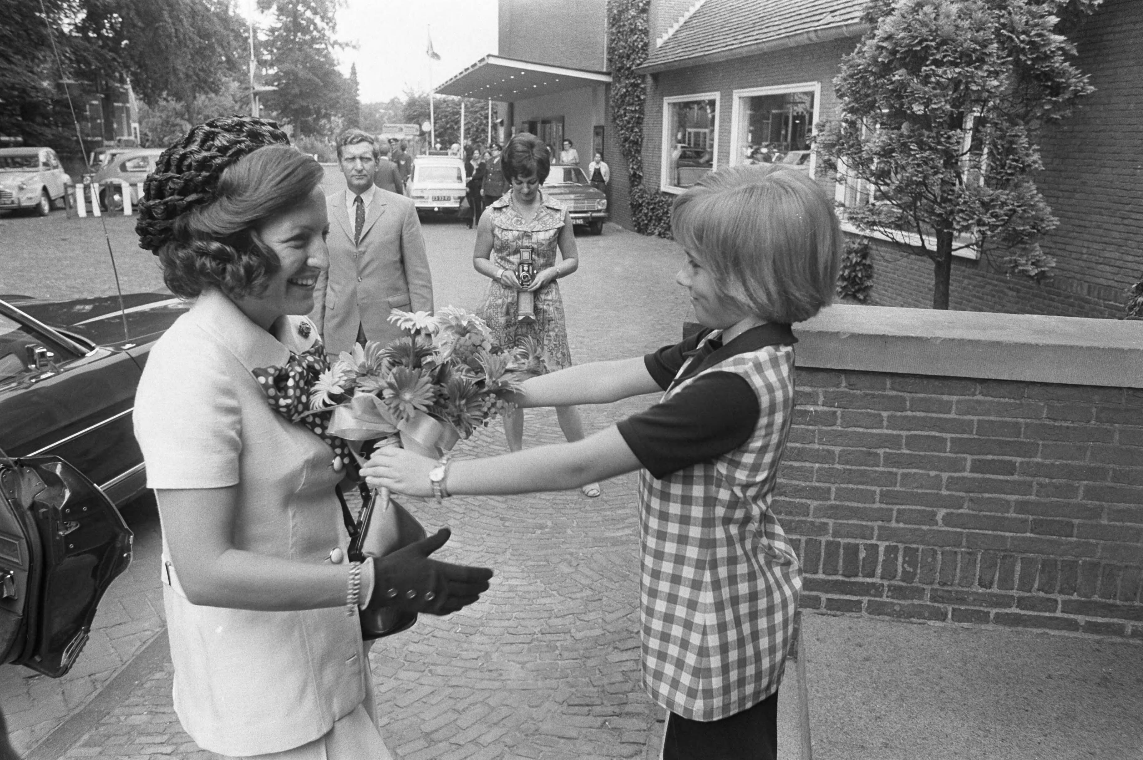 Fotocollectie Anefo — Prinses Margriet opent tentoonstelling Oog in het zeil Laren, Margriet krijgt bloemen — Foto: Verhoeff, Bert / Anefo. Licentie: Set B: Rechtenvrij / Publiek Domein. Bron: Nationaal Archief. http://hdl.handle.net/10648/abeee388-d0b4-102d-bcf8-003048976d84