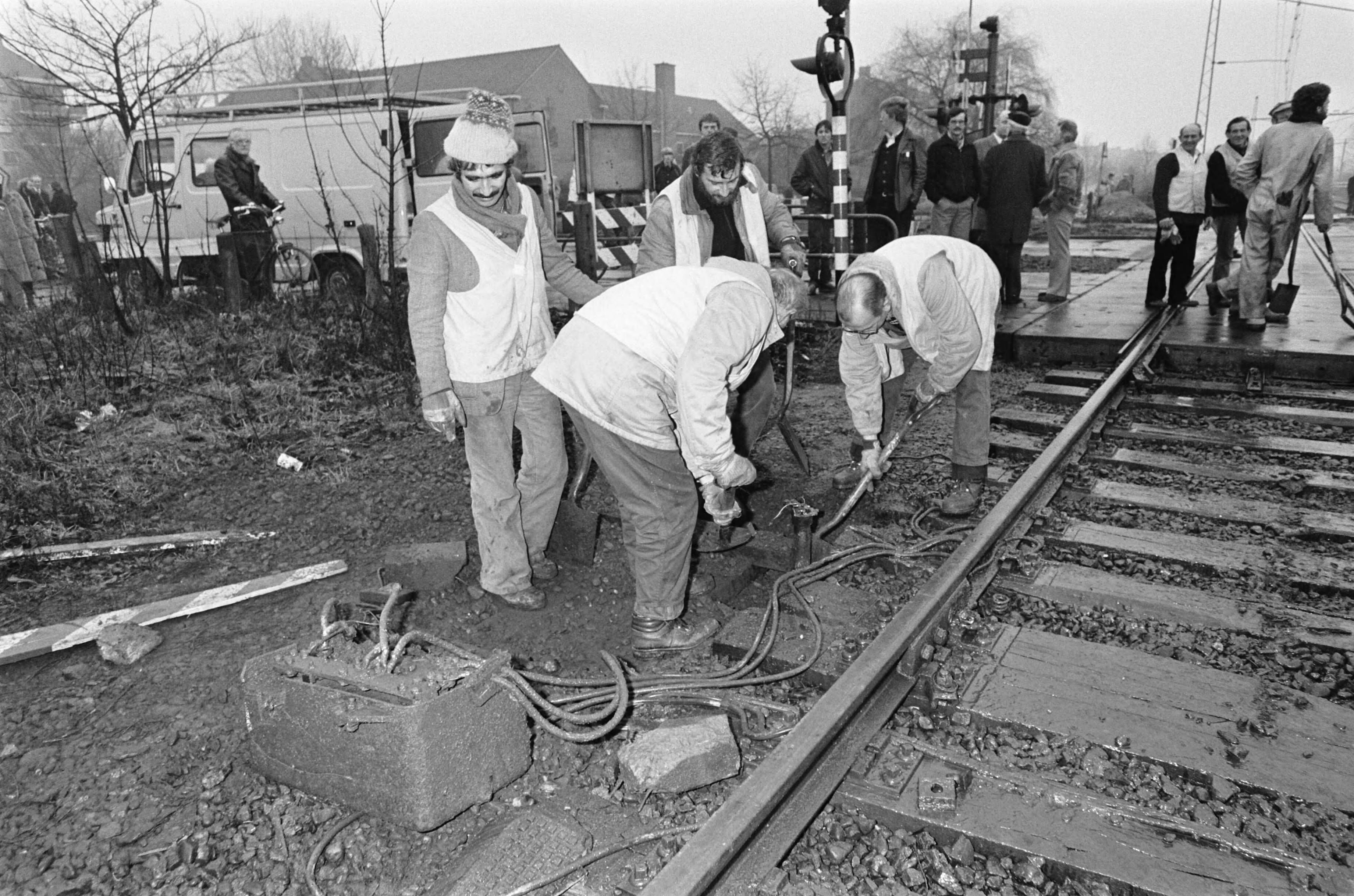 Fotocollectie Anefo — In Rijswijk kwam een trein in botsing met een losgeraakte mestwagen op een bewaakte overgang, werkzaamheden bij de rails en de trein naast het spoor — Foto: Antonisse, Marcel / Anefo. Licentie: Set B: Rechtenvrij / Publiek Domein. Bron: Nationaal Archief. http://hdl.handle.net/10648/acf0035c-d0b4-102d-bcf8-003048976d84