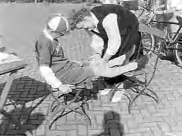 Fotocollectie Anefo — Start 3e Haarlemse Muggenronde. 14-jarige Frans Sternhuis wordt gemasseerd door moeder — Foto: Pot, Harry / Anefo. Licentie: Set B: Rechtenvrij / Publiek Domein. Bron: Nationaal Archief. http://hdl.handle.net/10648/a966b1ea-d0b4-102d-bcf8-003048976d84