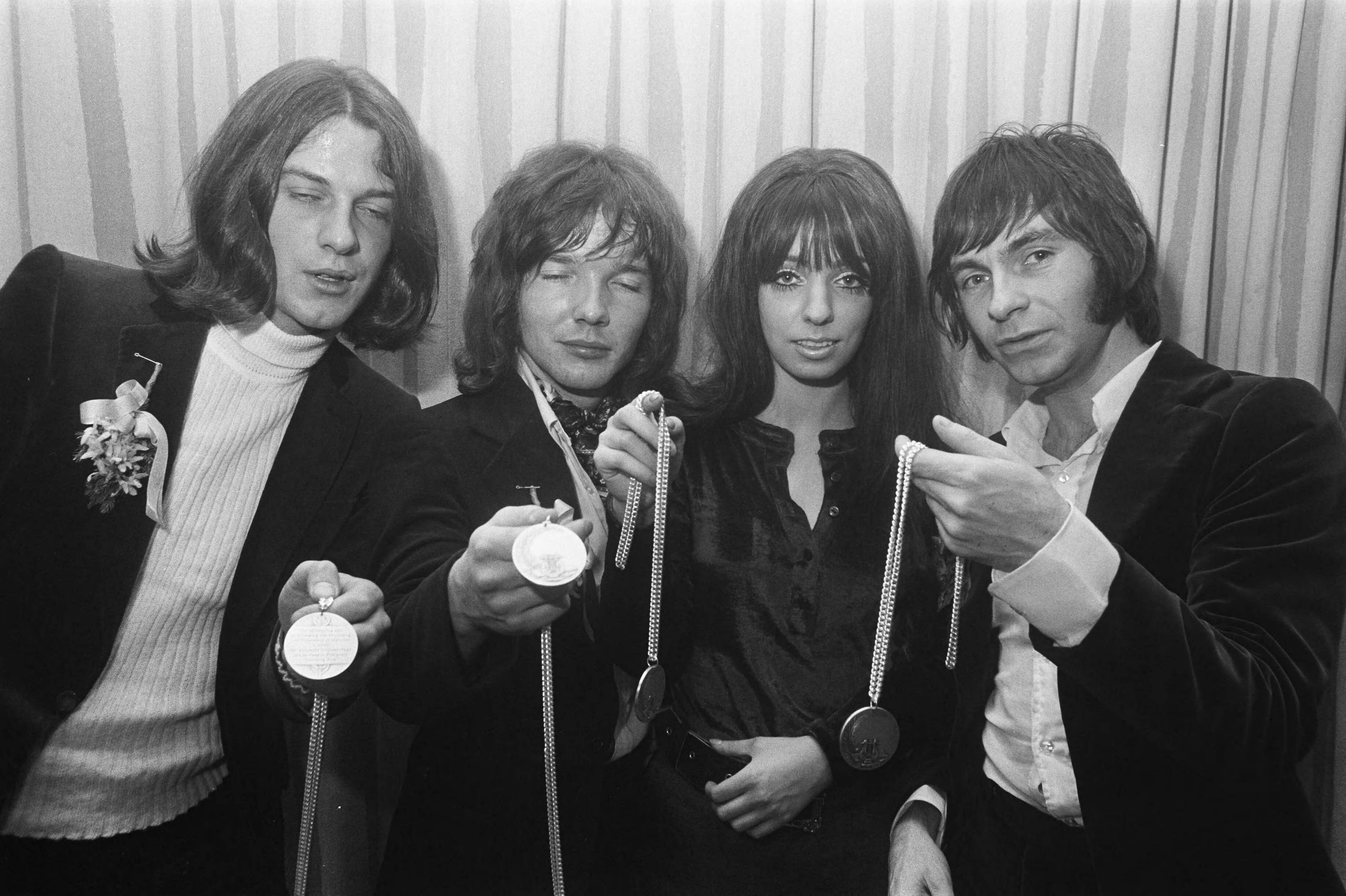 Fotocollectie Anefo — Haagse beatgroep Shocking Blue krijgt "zilveren penning van verdiensten" van Den Haag van wethouder van onderwijs H. J. Bilzen . Shocking Blue met penning / — Foto: Mieremet, Rob / Anefo. Licentie: Set B: Rechtenvrij / Publiek Domein. Bron: Nationaal Archief. http://hdl.handle.net/10648/ab8dacbc-d0b4-102d-bcf8-003048976d84