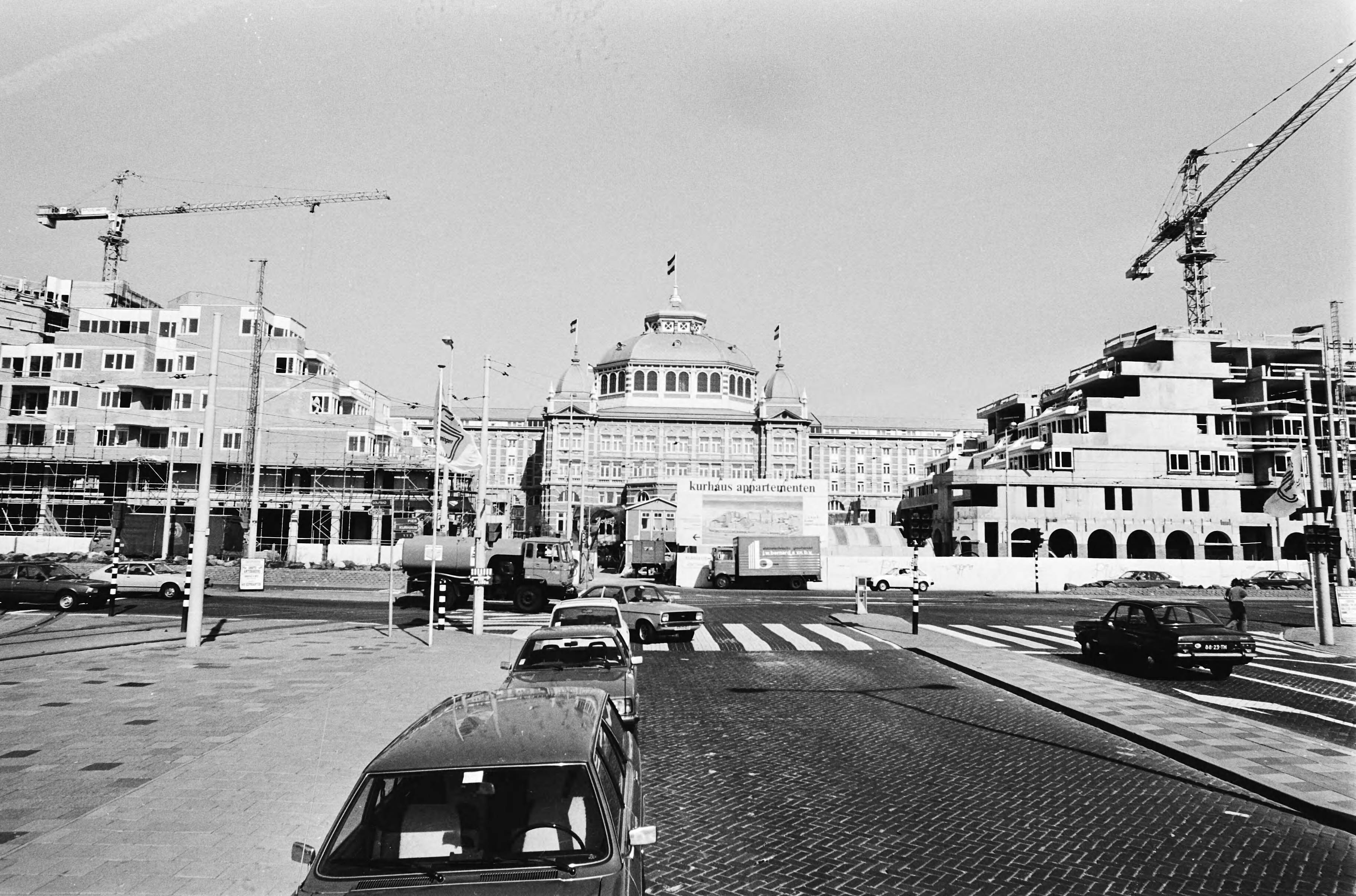 Fotocollectie Anefo — Bouw nieuwbouwflats aan stadszijde Kurhaus in Scheveningen — Foto: Croes, Rob C. / Anefo. Licentie: Set B: Rechtenvrij / Publiek Domein. Bron: Nationaal Archief. http://hdl.handle.net/10648/ace05d1c-d0b4-102d-bcf8-003048976d84