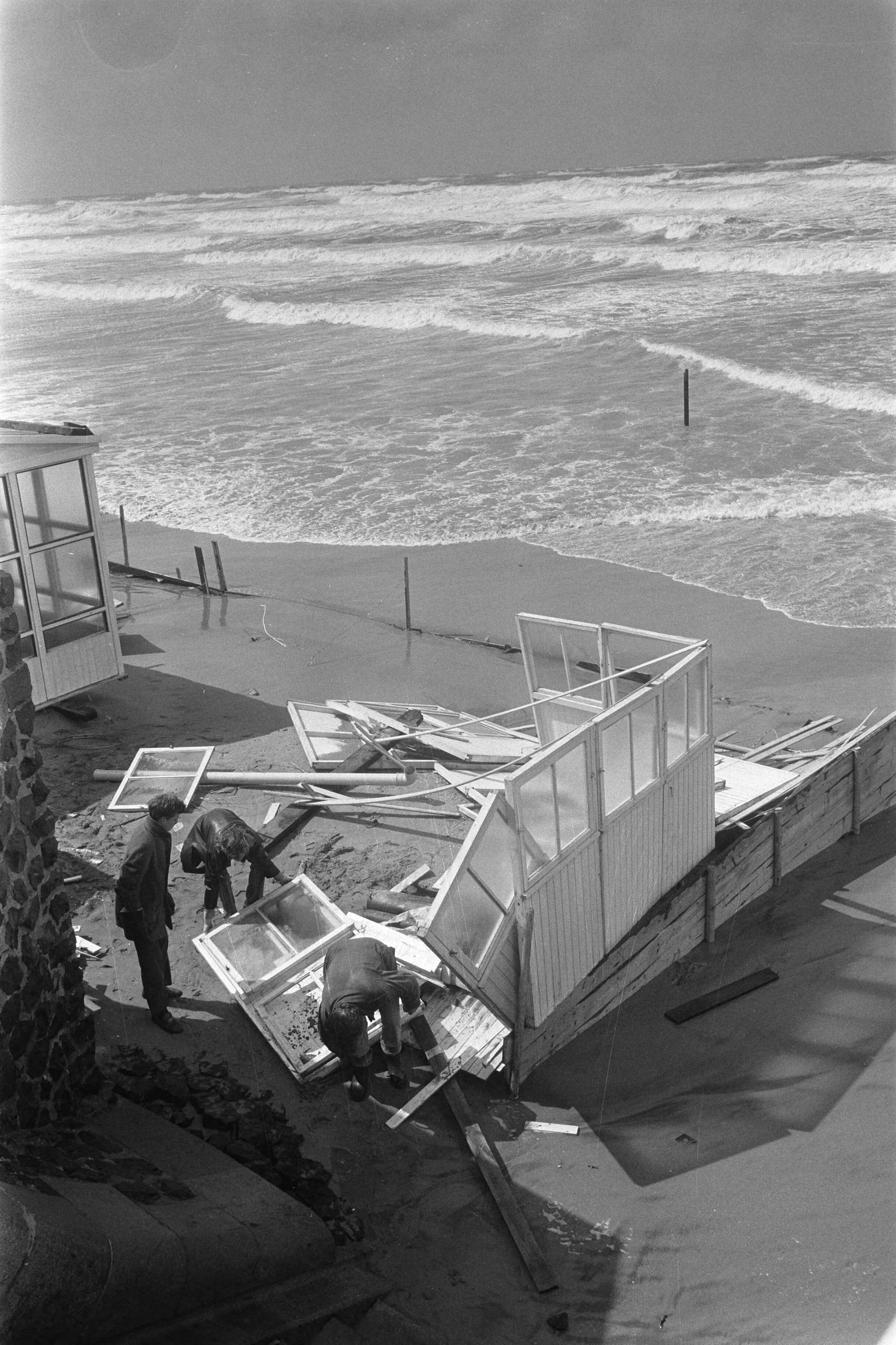 Stormschade aan strandtenten te Scheveningen — Herstel werkzaamheden aan verwoeste strandtenttenten — Foto: Fotograaf Onbekend / Anefo. Licentie: Set B: Rechtenvrij / Publiek Domein. Bron: Nationaal Archief. http://hdl.handle.net/10648/ab958e14-d0b4-102d-bcf8-003048976d84