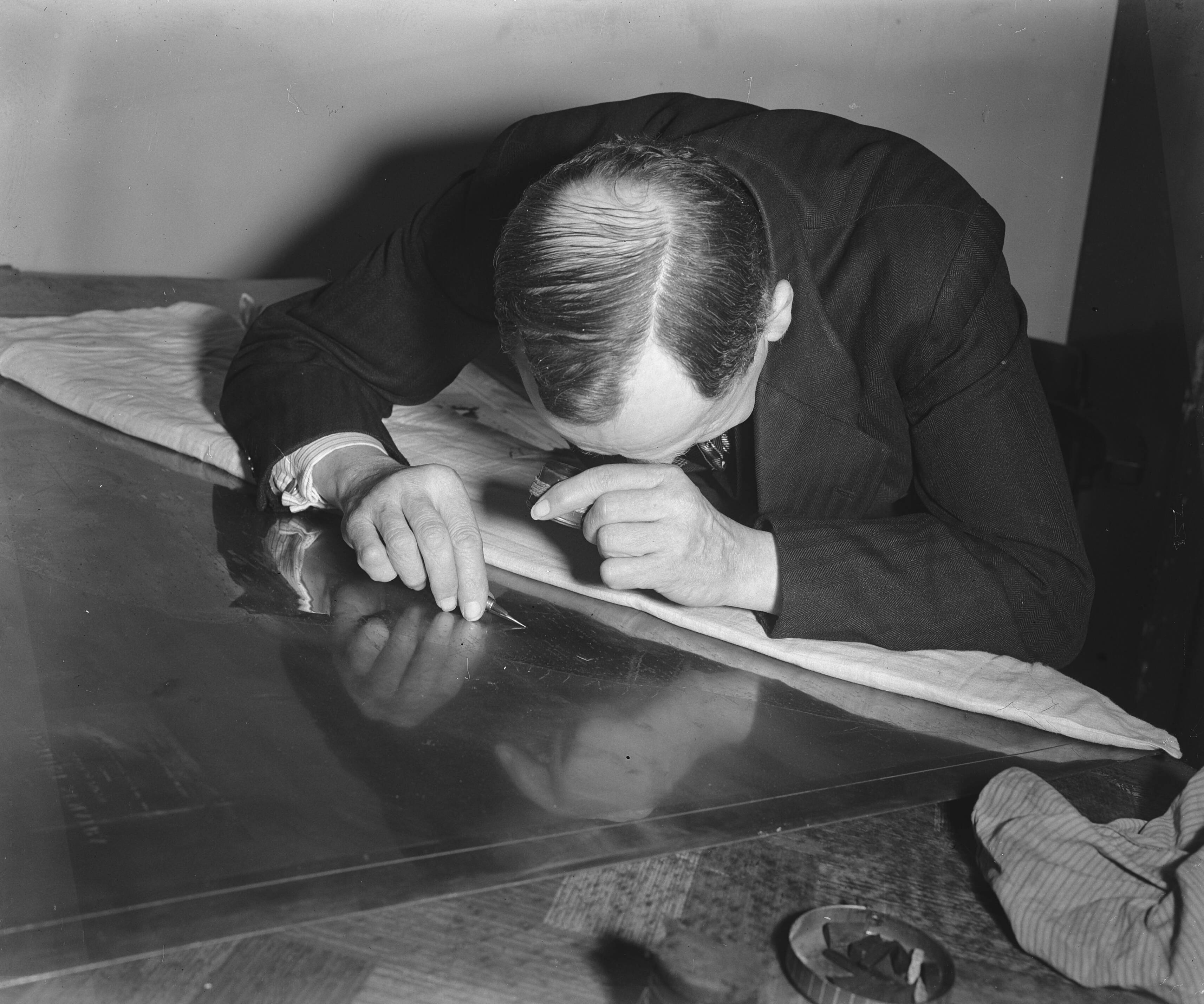 Fotocollectie Anefo — Werkzaamheden in het Hydrografisch Instituut Den Haag — Foto: Raucamp, Koos / Anefo. Licentie: Set B: Rechtenvrij / Publiek Domein. Bron: Nationaal Archief. http://hdl.handle.net/10648/a896cd90-d0b4-102d-bcf8-003048976d84