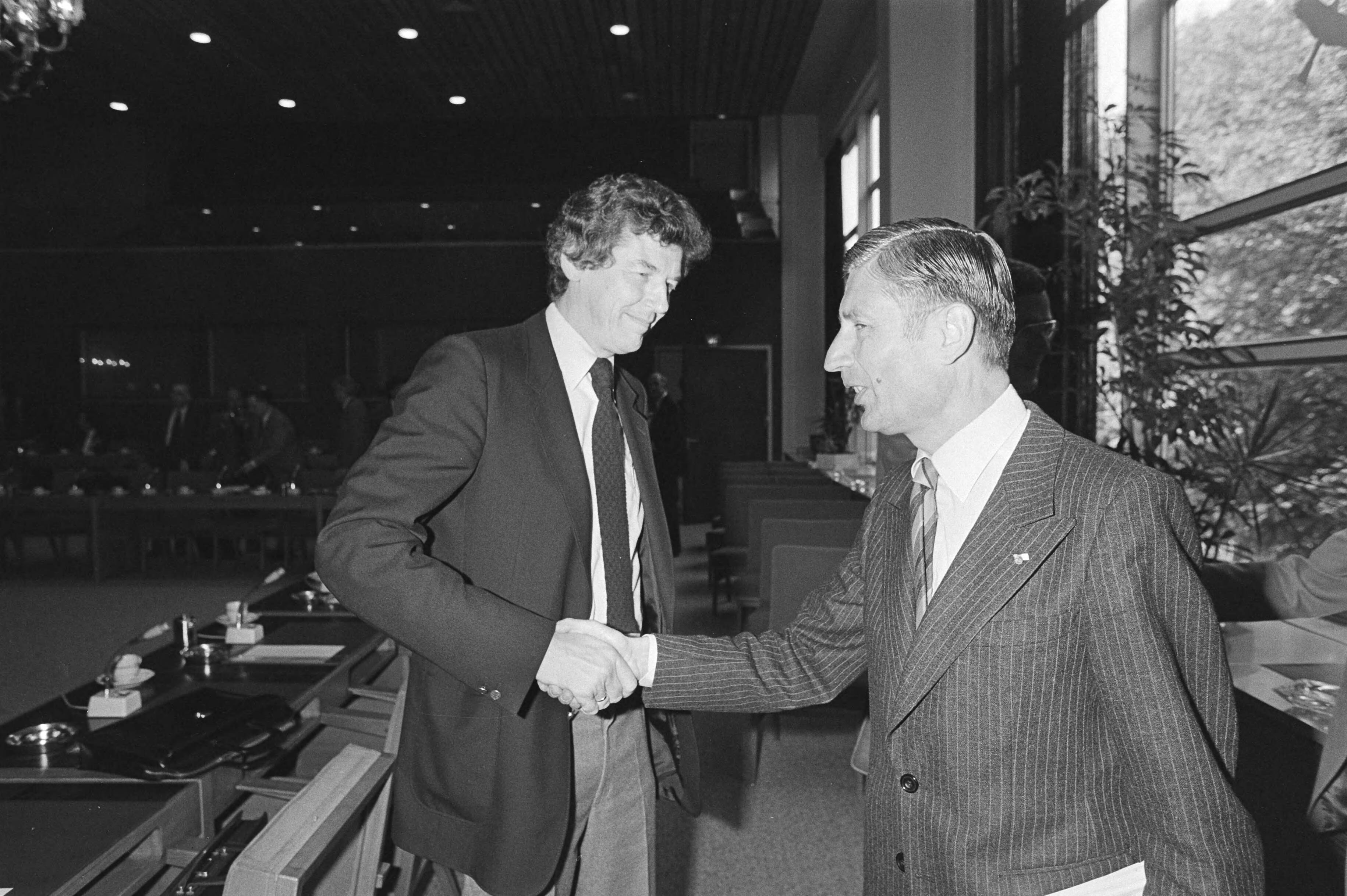 Fotocollectie Anefo — Overleg tussen regering, werkgevers en werknemers SER-geb in Den Haag , Van Agt (r) schudt Wim Kok de hand — Foto: Dijk, Hans van / Anefo. Licentie: Set B: Rechtenvrij / Publiek Domein. Bron: Nationaal Archief. http://hdl.handle.net/10648/ace9b25e-d0b4-102d-bcf8-003048976d84