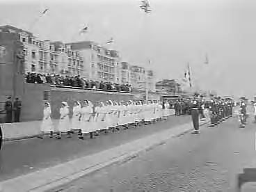 Fotocollectie Anefo — 90-jarig bestaan Nederlandse Rode Kruis. Defilé divisie Rode Kruis onderdelen op de boulevard in Scheveningen — Foto: Bilsen, Joop van / Anefo. Licentie: Set B: Rechtenvrij / Publiek Domein. Bron: Nationaal Archief. http://hdl.handle.net/10648/a96541d4-d0b4-102d-bcf8-003048976d84