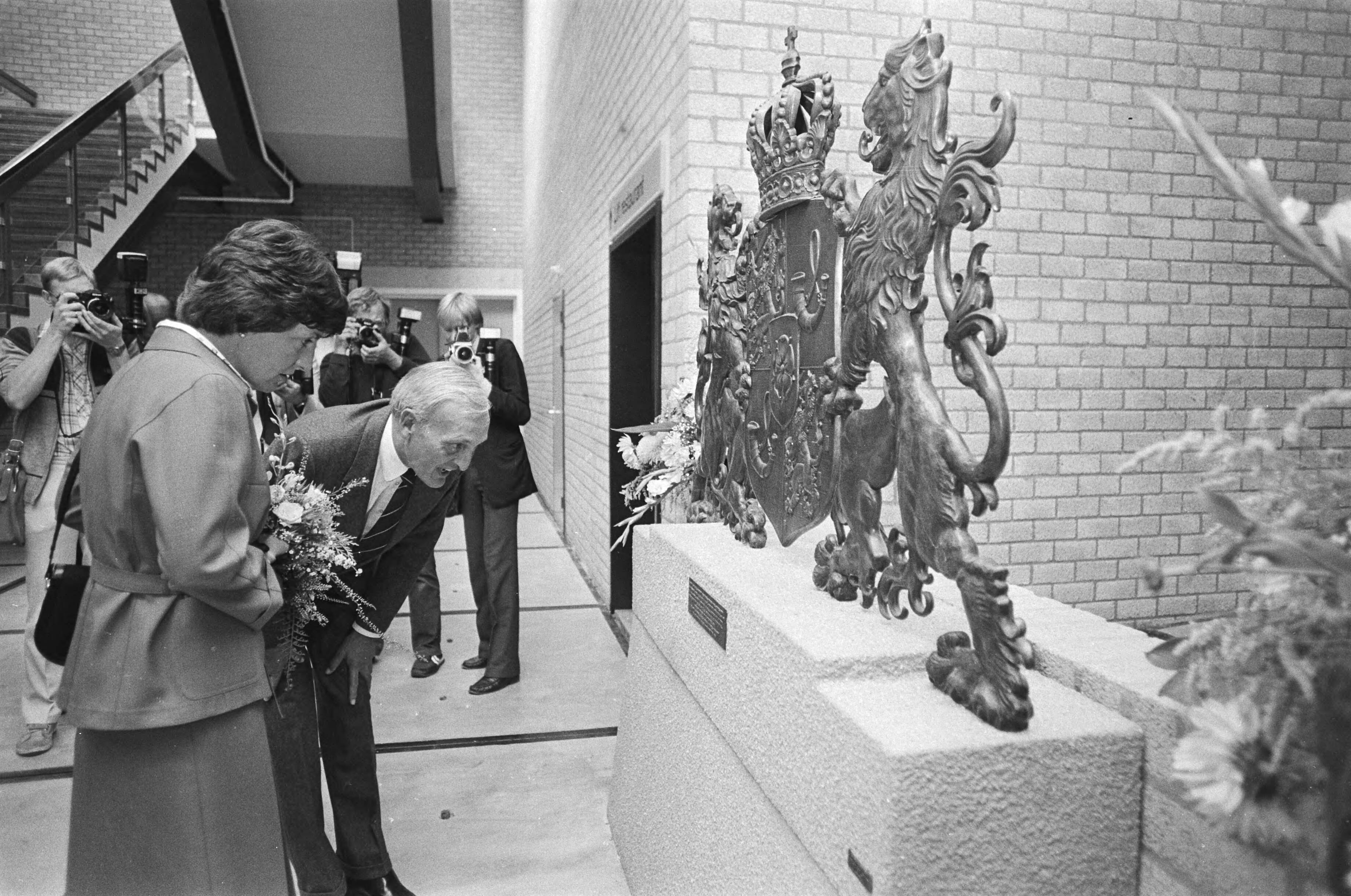 Fotocollectie Anefo — Prinses Margriet opent officieel vernieuwde Margriethal in de Jaarbeurs in Utrecht; Prinses Margriet bekijkt haar wapen — Foto: Croes, Rob C. / Anefo. Licentie: Set B: Rechtenvrij / Publiek Domein. Bron: Nationaal Archief. http://hdl.handle.net/10648/ad1d6df6-d0b4-102d-bcf8-003048976d84