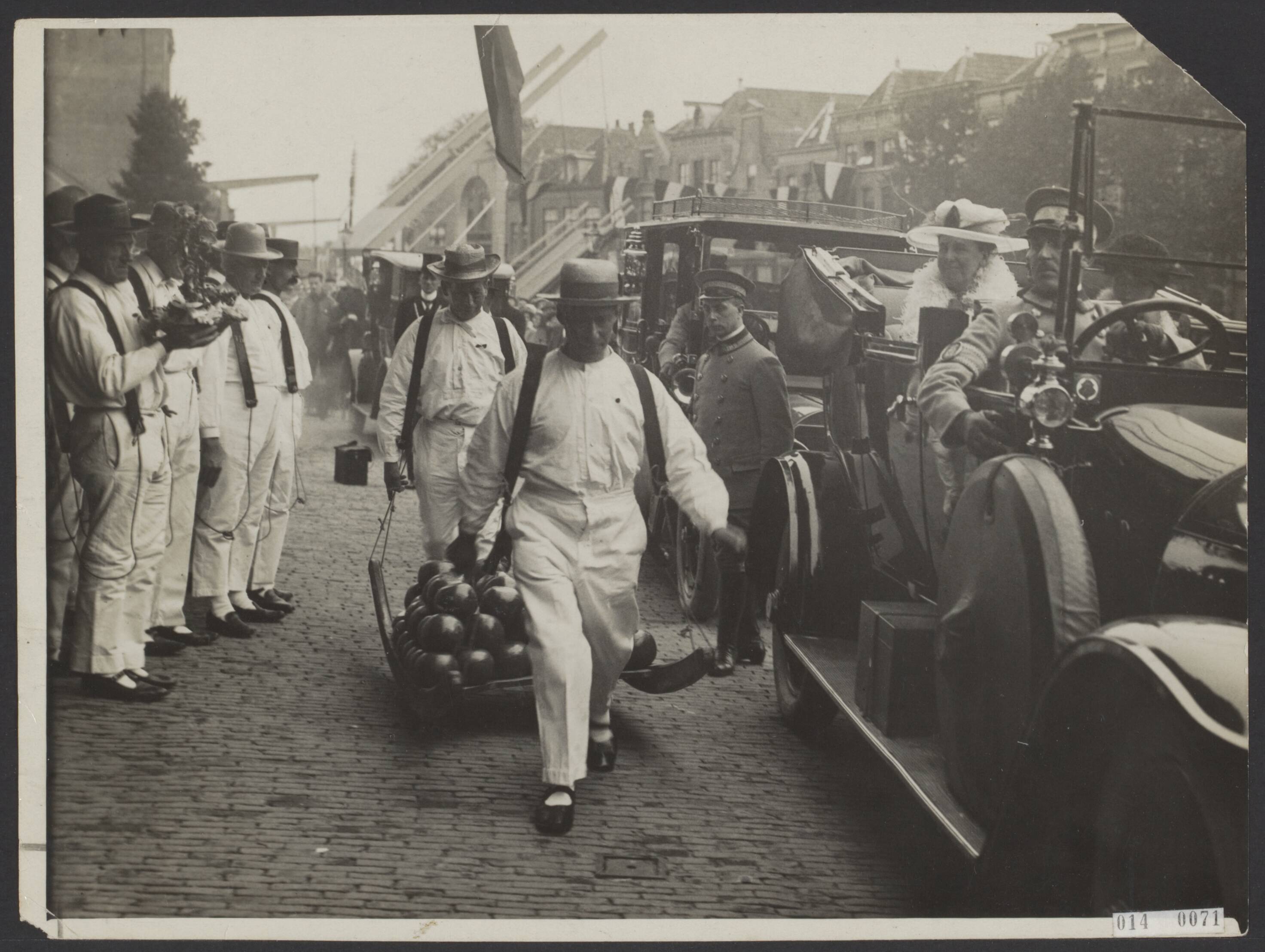 Fotocollectie Elsevier Binnenland — Koninklijk bezoek aan Alkmaar. De kaasmarkt — Foto: N.V. Vereenigde Fotobureaux. Licentie: Set B: Rechtenvrij / Publiek Domein. Bron: Nationaal Archief. http://hdl.handle.net/10648/adaf7ea8-d0b4-102d-bcf8-003048976d84