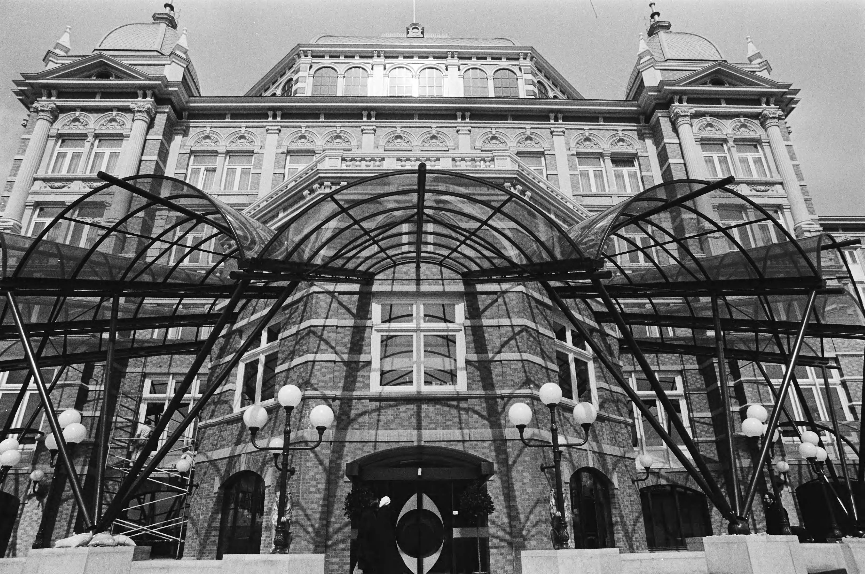 Kurhaus in Scheveningen — De ingang — Foto: Suyk, Koen / Anefo. Licentie: Set B: Rechtenvrij / Publiek Domein. Bron: Nationaal Archief. http://hdl.handle.net/10648/acc977aa-d0b4-102d-bcf8-003048976d84