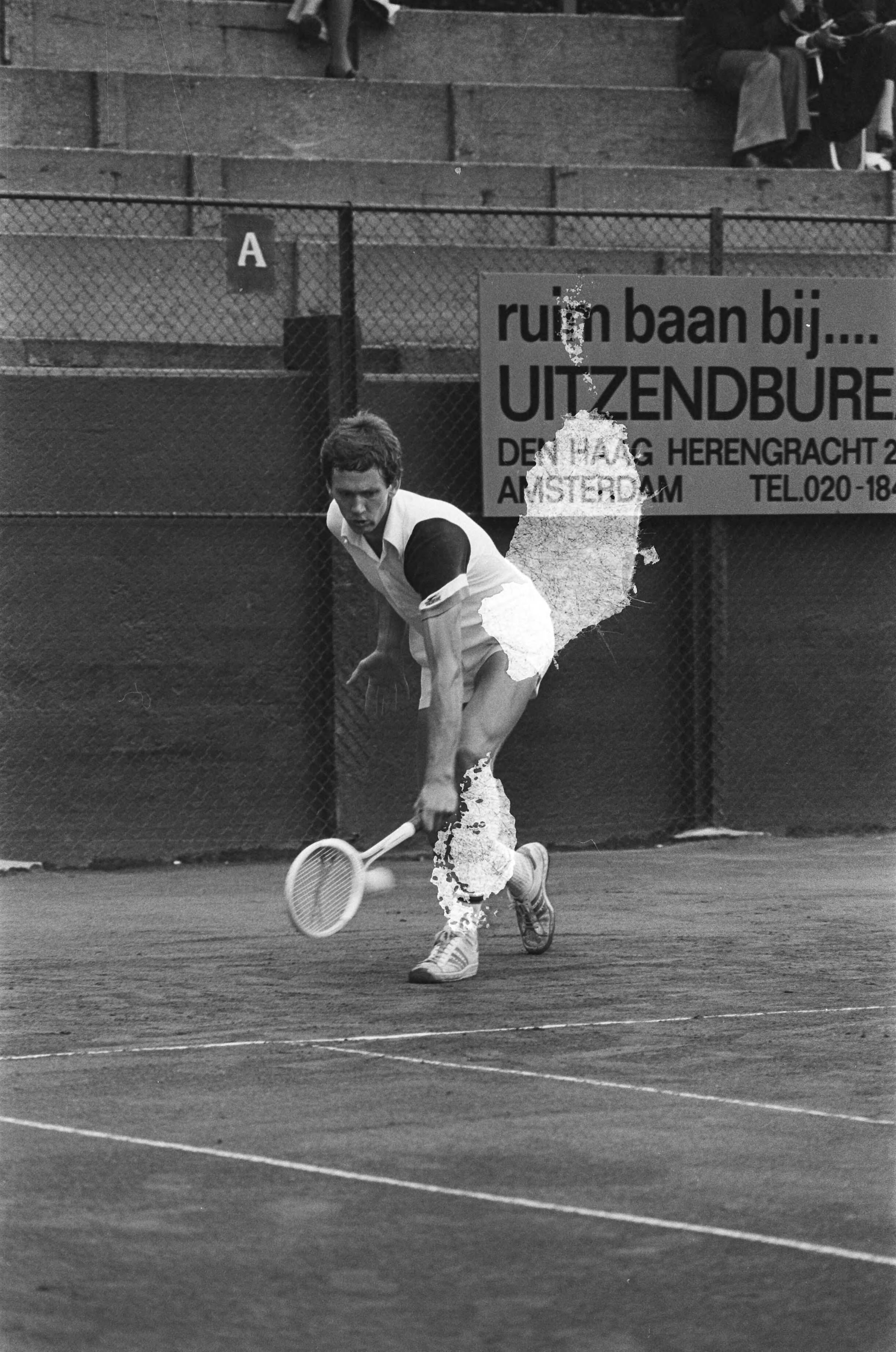 Fotocollectie Anefo — Nationale tenniskampioenschappen op METS, Den Haag ; Wouter Fok (als 2e geplaatst) in actie — Foto: Verhoeff, Bert / Anefo. Licentie: Set B: Rechtenvrij / Publiek Domein. Bron: Nationaal Archief. http://hdl.handle.net/10648/acb9c24c-d0b4-102d-bcf8-003048976d84