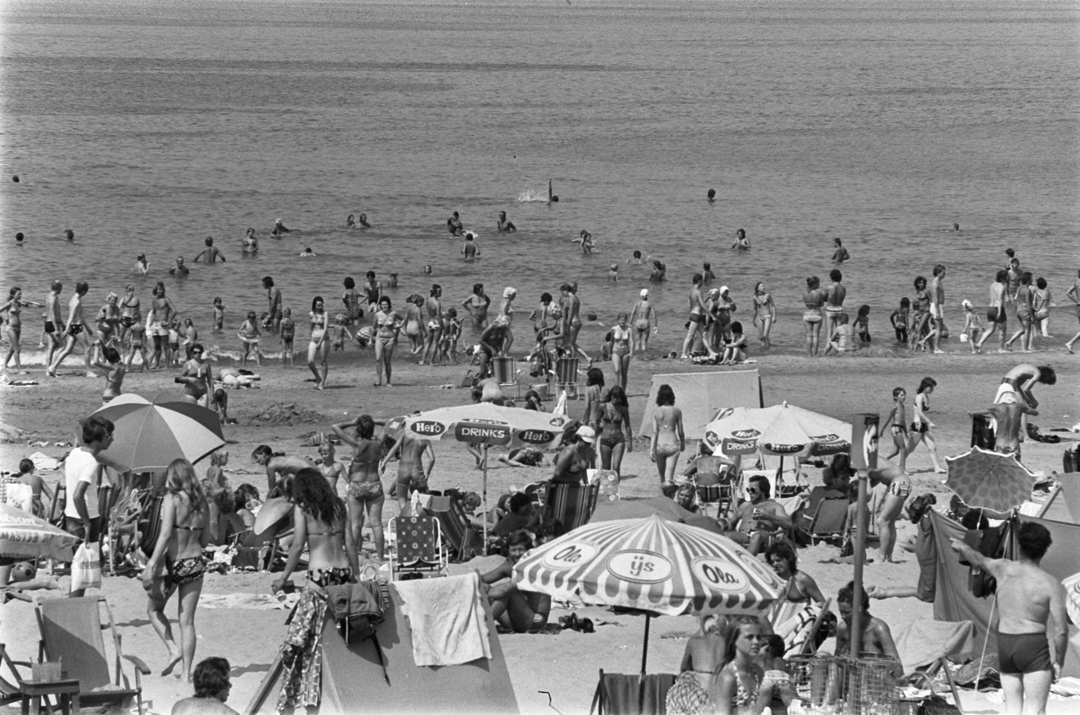 Hittegolf in Scheveningen — Overvol strand — Foto: Verhoeff, Bert / Anefo. Licentie: Set B: Rechtenvrij / Publiek Domein. Bron: Nationaal Archief. http://hdl.handle.net/10648/ac6f31dc-d0b4-102d-bcf8-003048976d84
