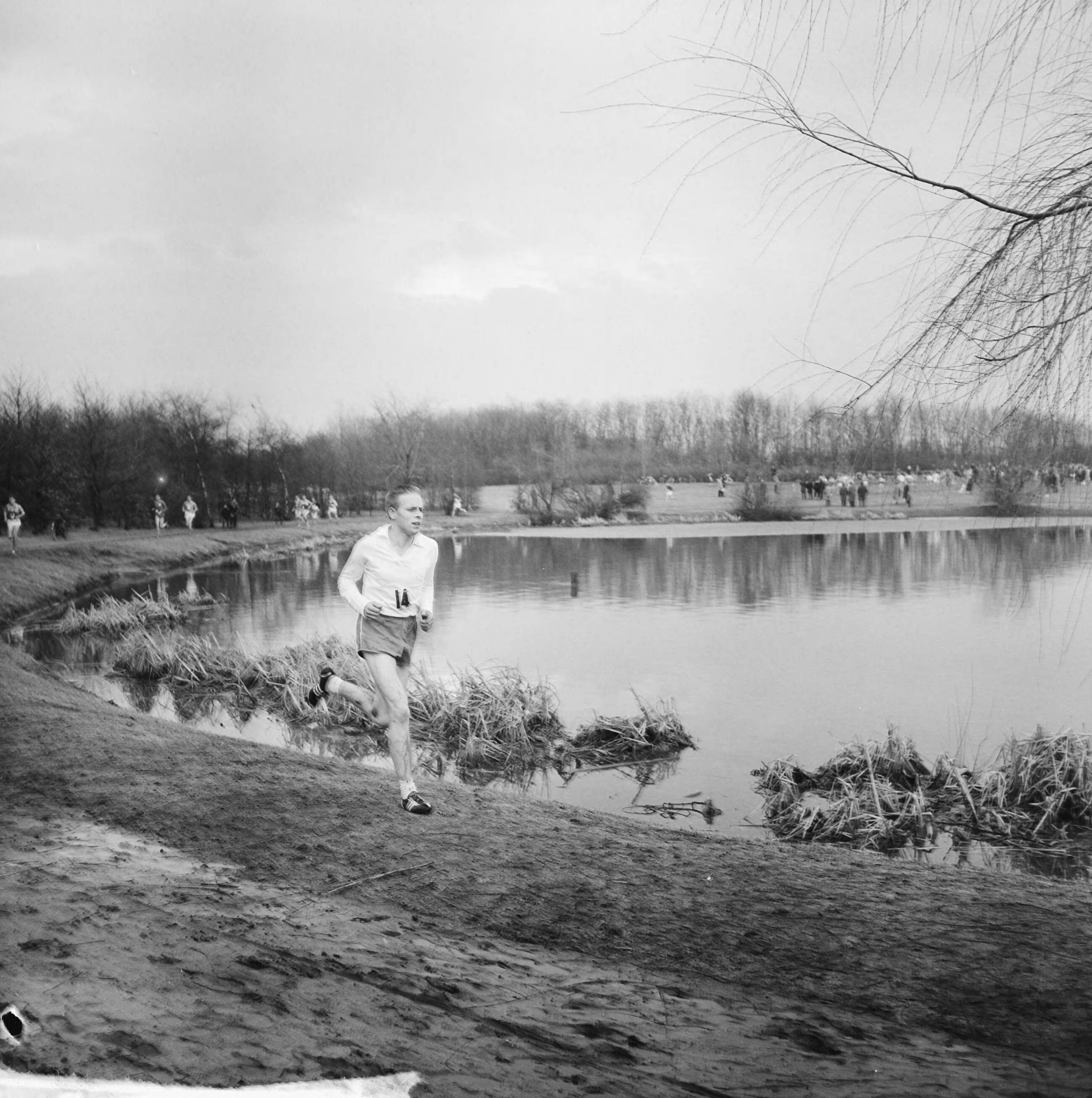 Fotocollectie Anefo — Maple Leaf Bosloop in Hilversum, aan de leiding Piet Beelen, die later 2e zou worden achter Cees Clement — Foto: Nijs, Jac. de / Anefo. Licentie: Set B: Rechtenvrij / Publiek Domein. Bron: Nationaal Archief. http://hdl.handle.net/10648/aa2d341e-d0b4-102d-bcf8-003048976d84