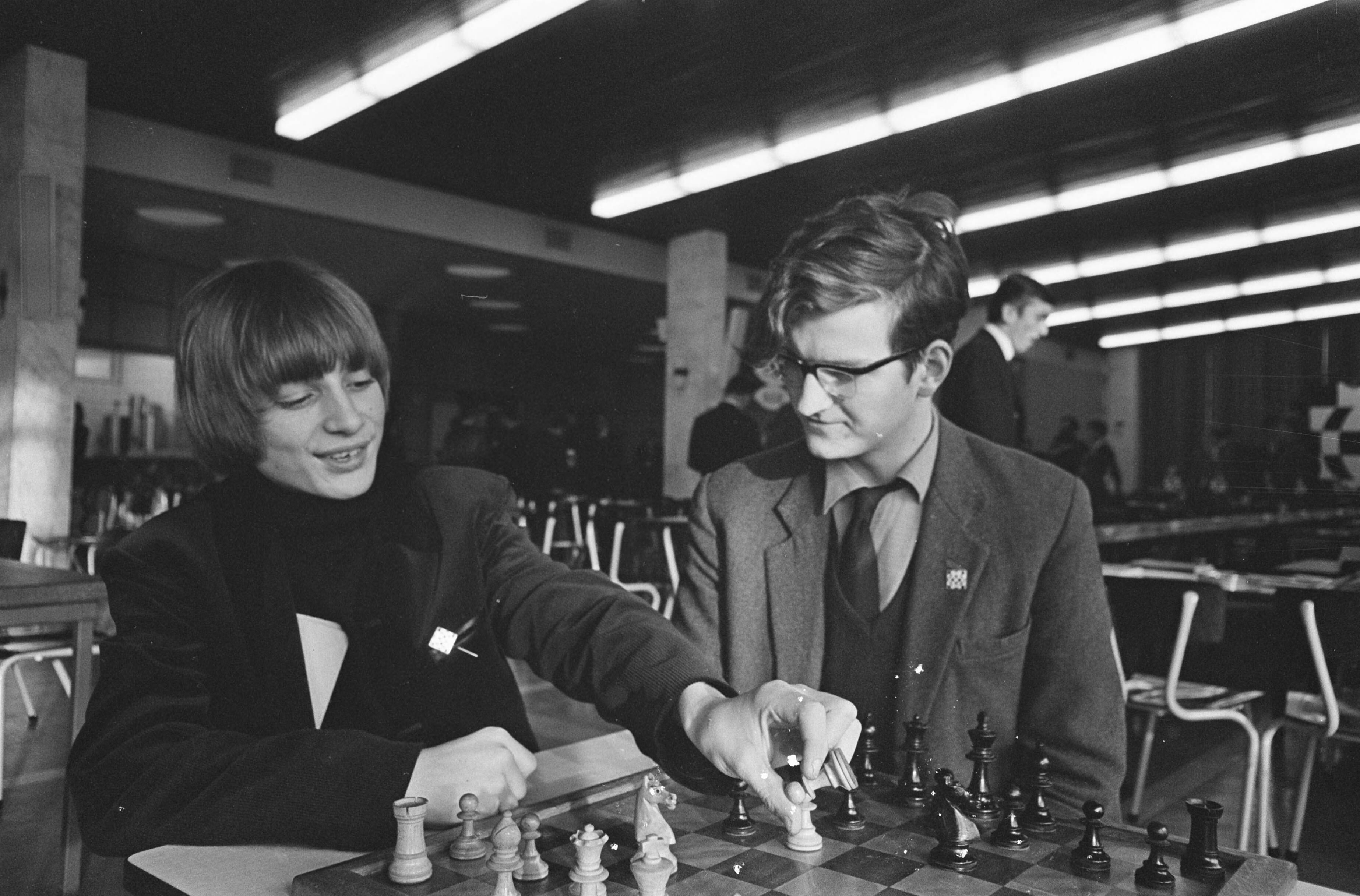 Fotocollectie Anefo — Internationaal Jeugdschaaktoernooi te Groningen, links Timman, rechts Whiteley — Foto: Nijs, Jac. de / Anefo. Licentie: Set B: Rechtenvrij / Publiek Domein. Bron: Nationaal Archief. http://hdl.handle.net/10648/ab09affc-d0b4-102d-bcf8-003048976d84
