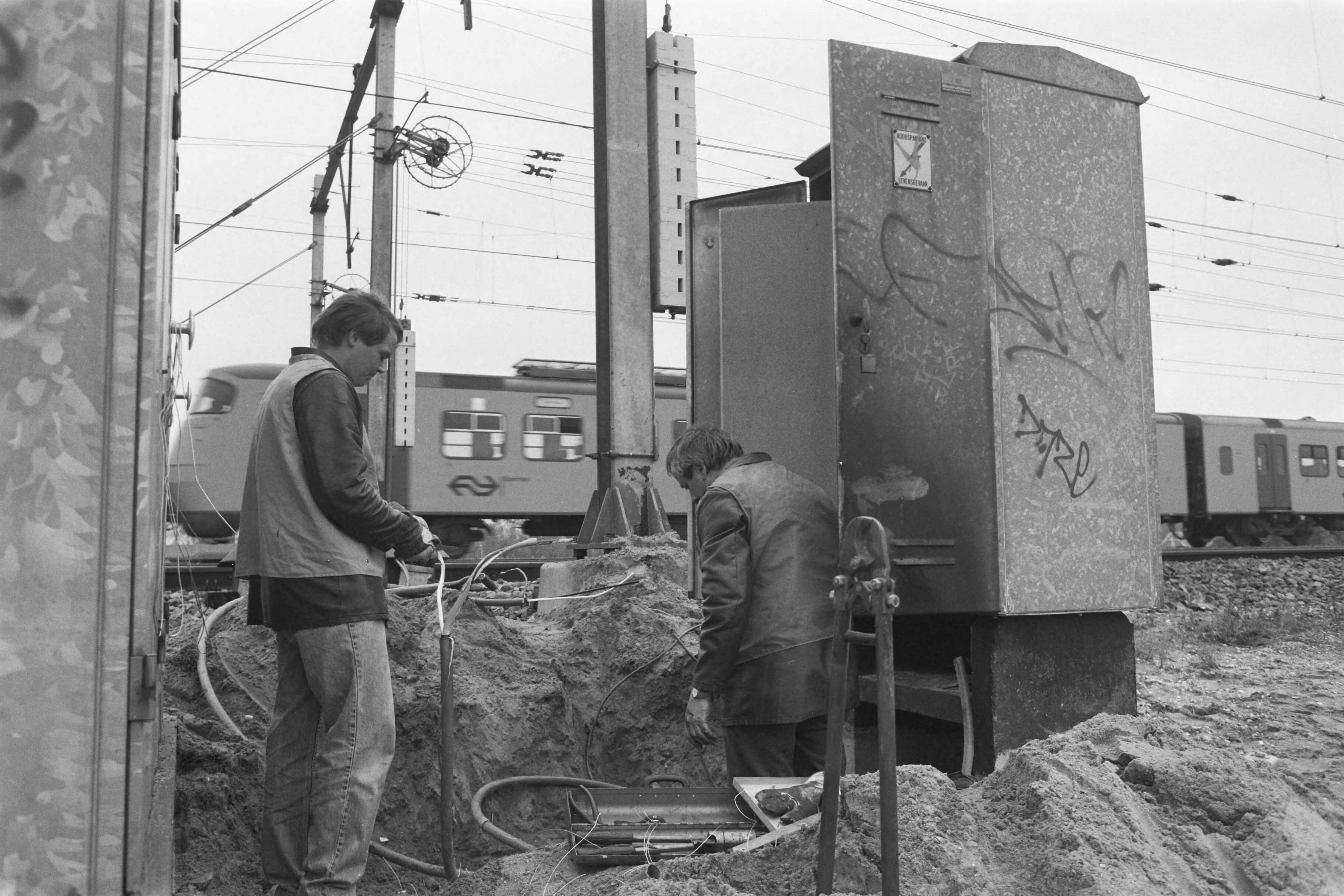Fotocollectie Anefo — Sabotage aan relaiskasten NS spoortlijn Amsterdam Haarlem — Foto: Croes, Rob C. / Anefo. Licentie: Set B: Rechtenvrij / Publiek Domein. Bron: Nationaal Archief. http://hdl.handle.net/10648/ad65086e-d0b4-102d-bcf8-003048976d84