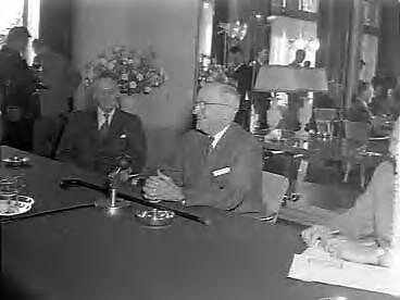 Fotocollectie Anefo — De Amerikaanse oud-president Harry Truman tijdens een persconferentie in de "Witte Brug" te Den Haag, kort na zijn aankomst — Foto: Meijer, T.A. / Anefo. Licentie: Set B: Rechtenvrij / Publiek Domein. Bron: Nationaal Archief. http://hdl.handle.net/10648/a949cb84-d0b4-102d-bcf8-003048976d84