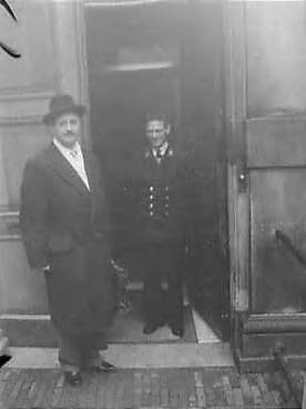 Fotocollectie Anefo — Burgemeester van Prinsenbeek, de heer P. Baetens voert besprekingen te Den Haag over de spoorwegovergangen — Foto: Behrens, Herbert F. / Anefo. Licentie: Set B: Rechtenvrij / Publiek Domein. Bron: Nationaal Archief. http://hdl.handle.net/10648/a9a73788-d0b4-102d-bcf8-003048976d84